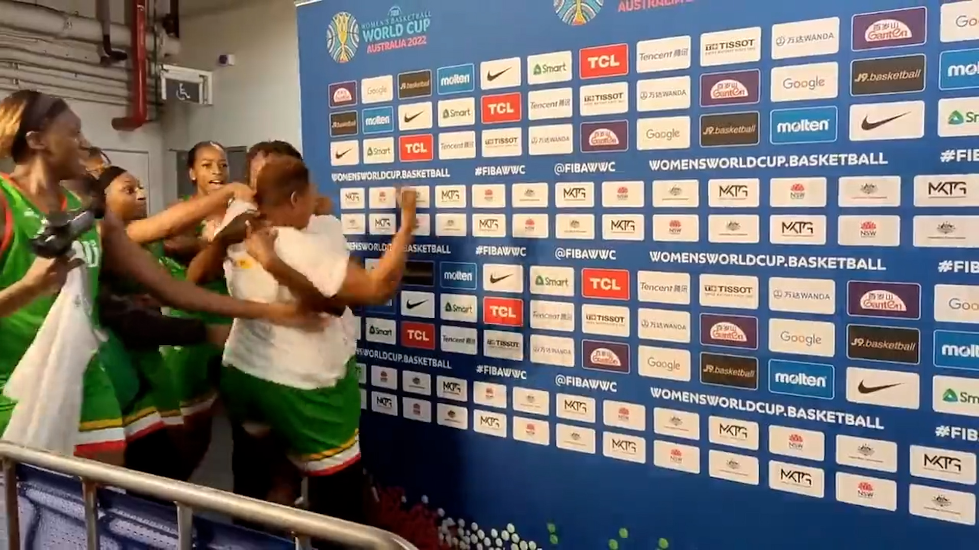 La pelea entre dos jugadoras de Mali durante el Mundial de baloncesto