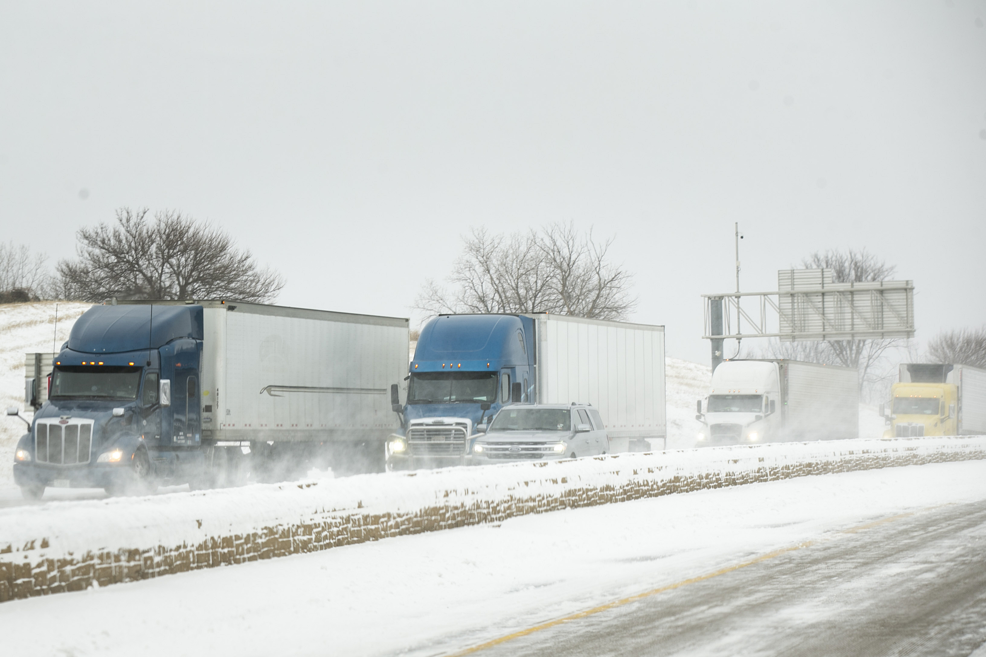 Camiones circulan en la autopista Interestatal 80 mientras la nieve cae en medio de una tormenta de invierno en Coralville, Iowa. (Joseph Cress /Iowa City Press-Citizen vía AP)