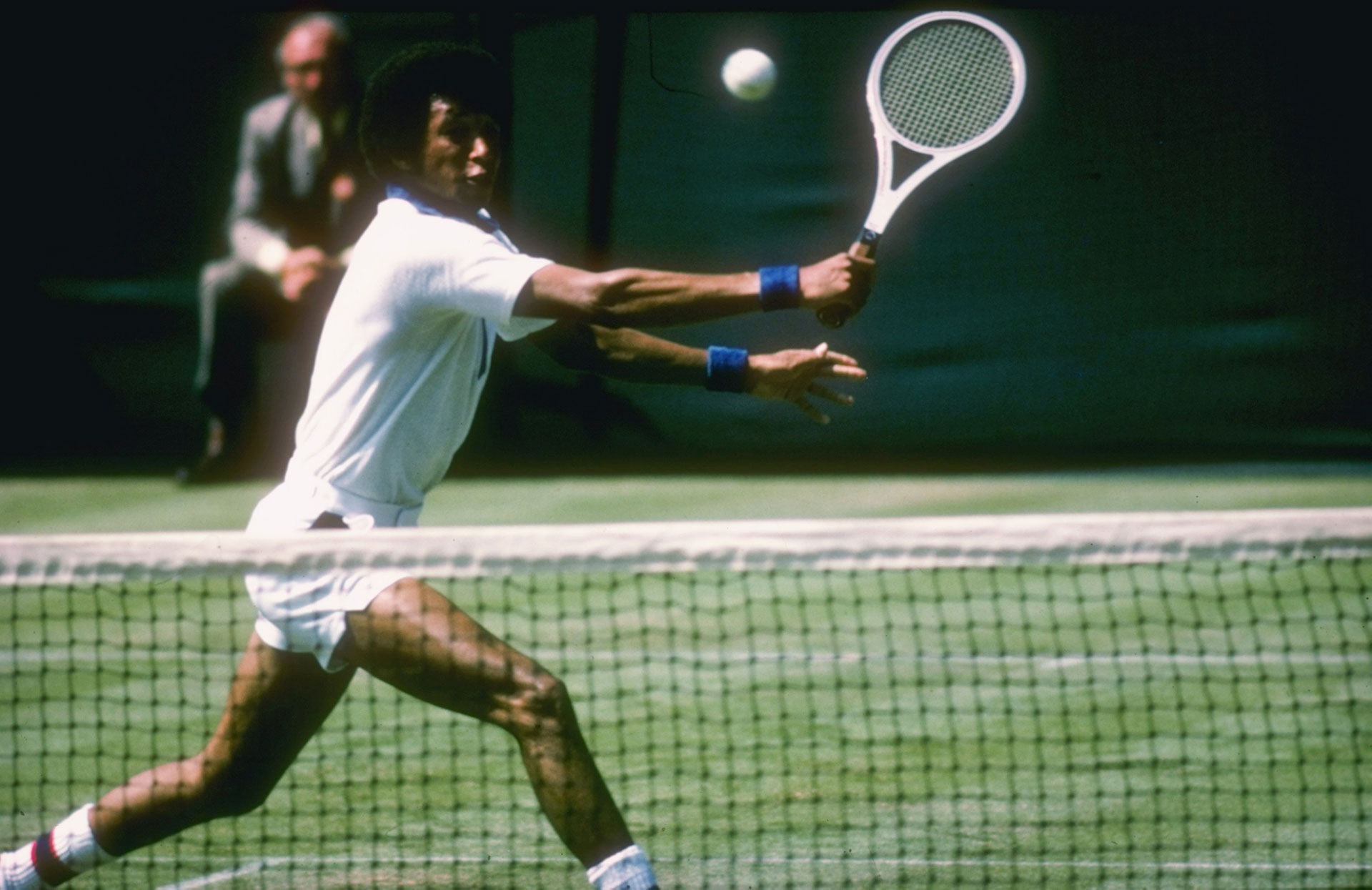 Arthur Ashe marcó una época dentro del tenis mundial por distintos motivos, pero el principal fue su juego pese a la discriminación racial (Getty)