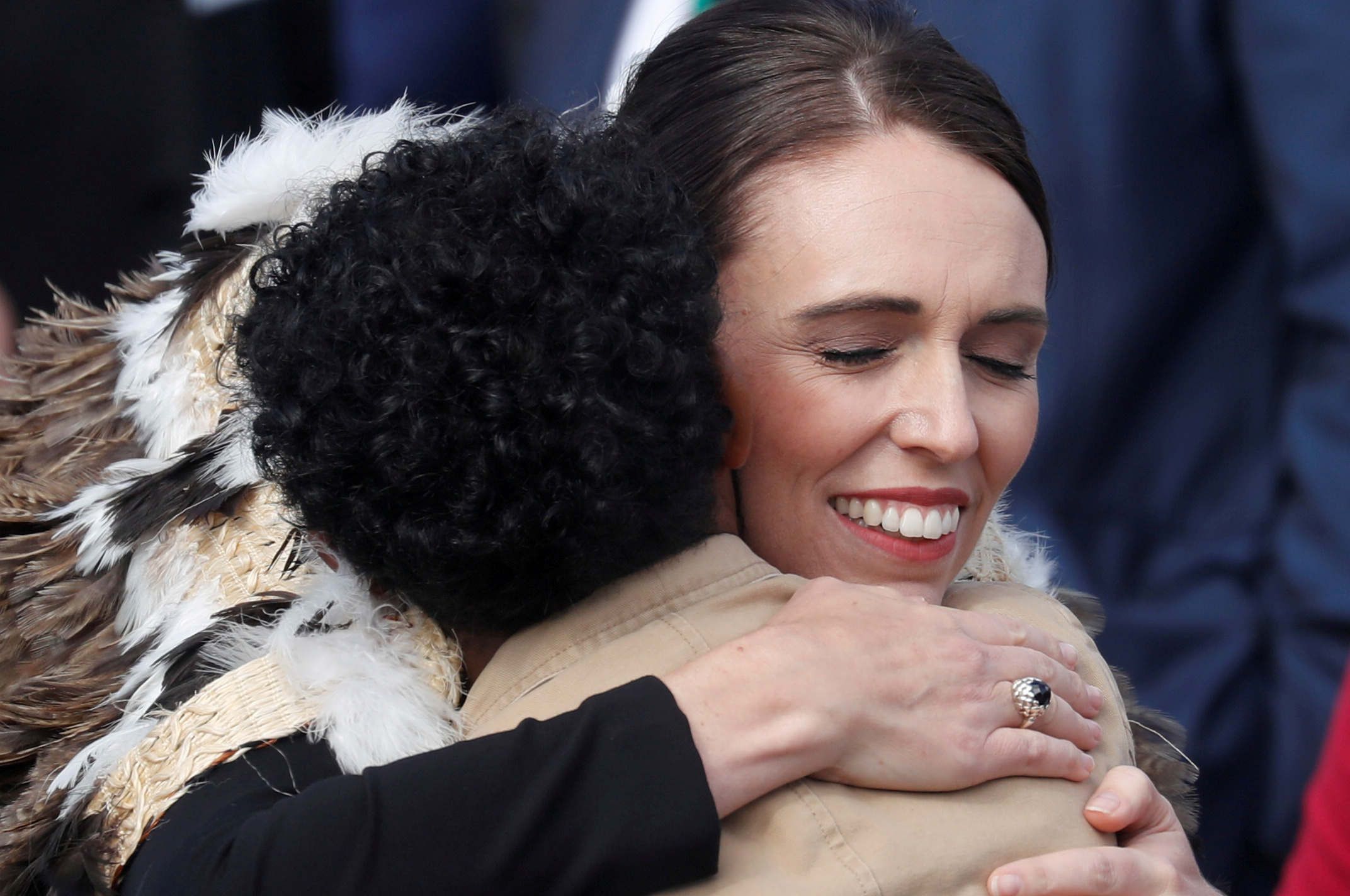 Ardern abraza a un familiar de la víctima durante el servicio nacional de recuerdo de las víctimas de los ataques a las mezquitas en Christchurch, el 29 de marzo de 2019 (REUTERS/Jorge Silva/Archivo Foto)