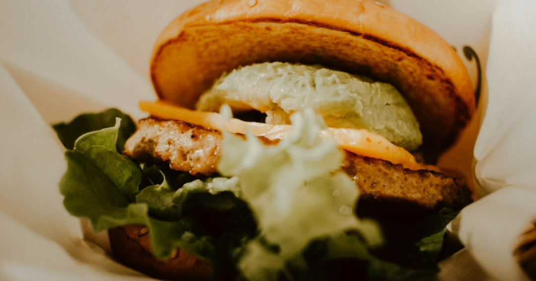 Según la Liga Colombiana contra el Infarto y la Hipertensión, un combo de hamburguesa puede llegar a contener 1.260 calorías y más de cinco gramos de sal. Crédito: Rebecca Aldama / Unsplash