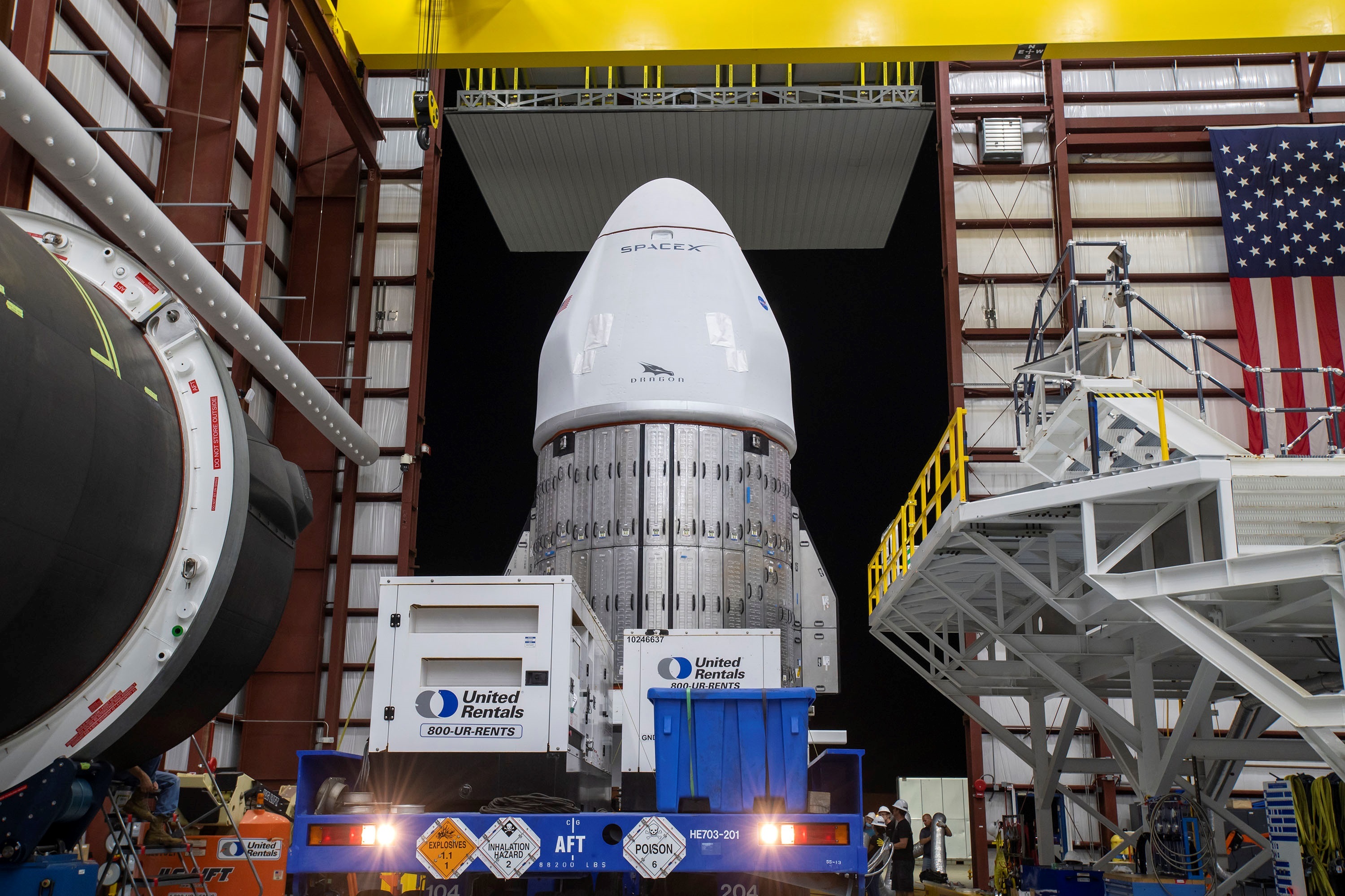 Fotografía cedida por la compañía SpaceX donde se muestra la cápsula Dragon de carga que iba montada en el cohete Falcon 9 que llevó la misión 22 de reabastecimiento a la Estación Espacial durante su preparación el martes 1 de junio en el Centro Espacial Kennedy de la NASA en Merritt Island, Florida. EFE/ Spacex /
