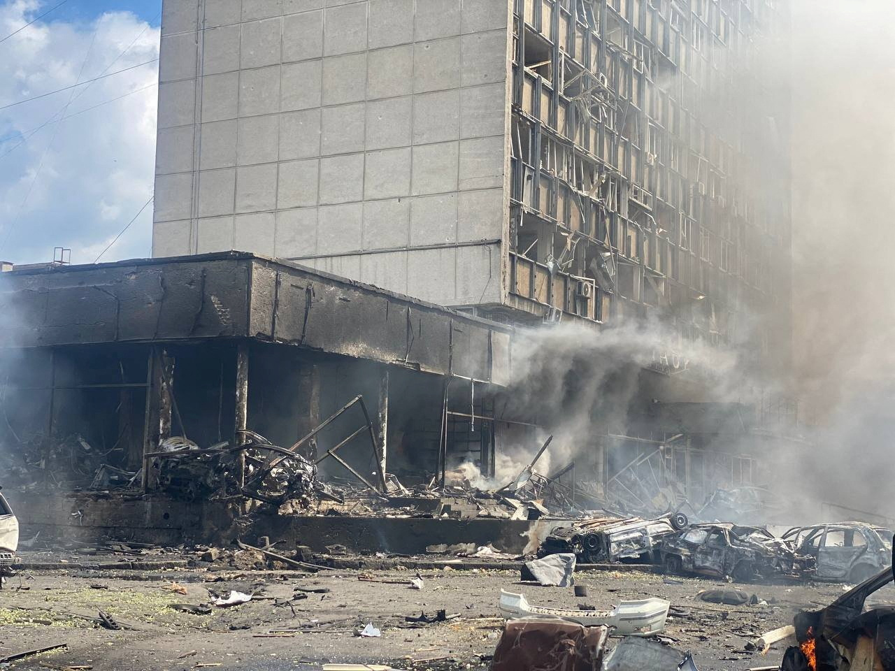 El bombardeo indiscriminado ruso alcanzó a la hasta ahora tranquila ciudad de Vinnytsia, dejando decenas de civiles muertos y heridos. (State Emergency Service of Ukraine/Handout via REUTERS).