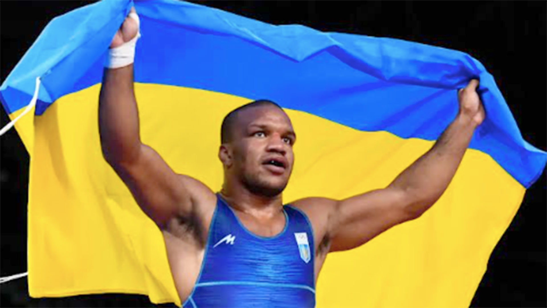 El luchador grecorromano Zhan Belaniuk enarbola la bandera ucraniana en Tokio 2020. Obtuvo la única medalla dorada de Ucrania en los pasados Juegos