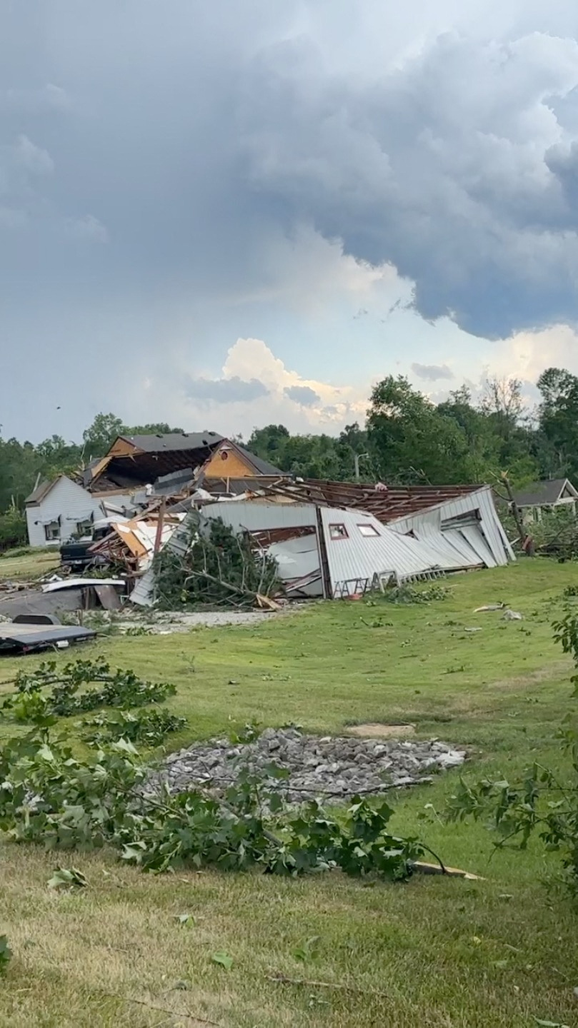 Vista de los daños tras un tornado en Greenwood, Indiana, Estados Unidos, el 25 de junio de 2023 en esta imagen fija obtenida de un vídeo de las redes sociales.  Twitter @ColeBasey9/via REUTERS