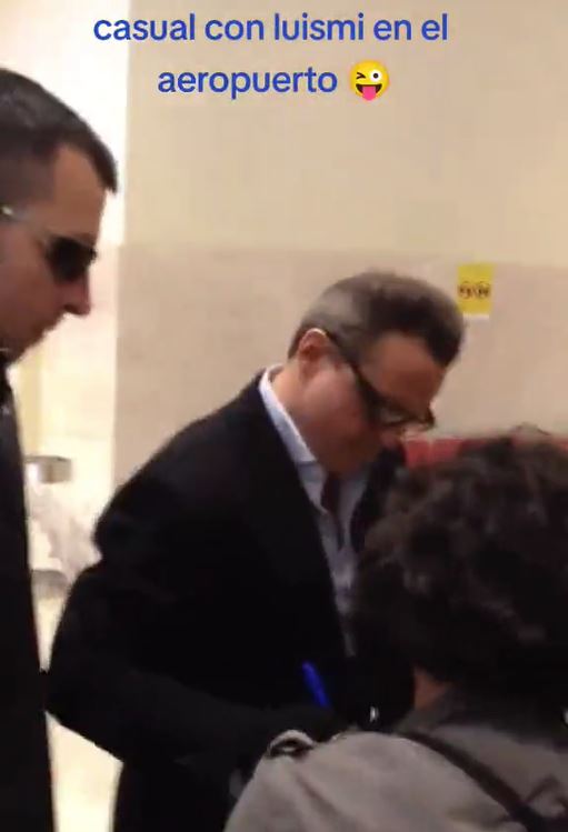 Luis Miguel fue captado firmando autógrafos
(Captura de pantalla/TikTok)