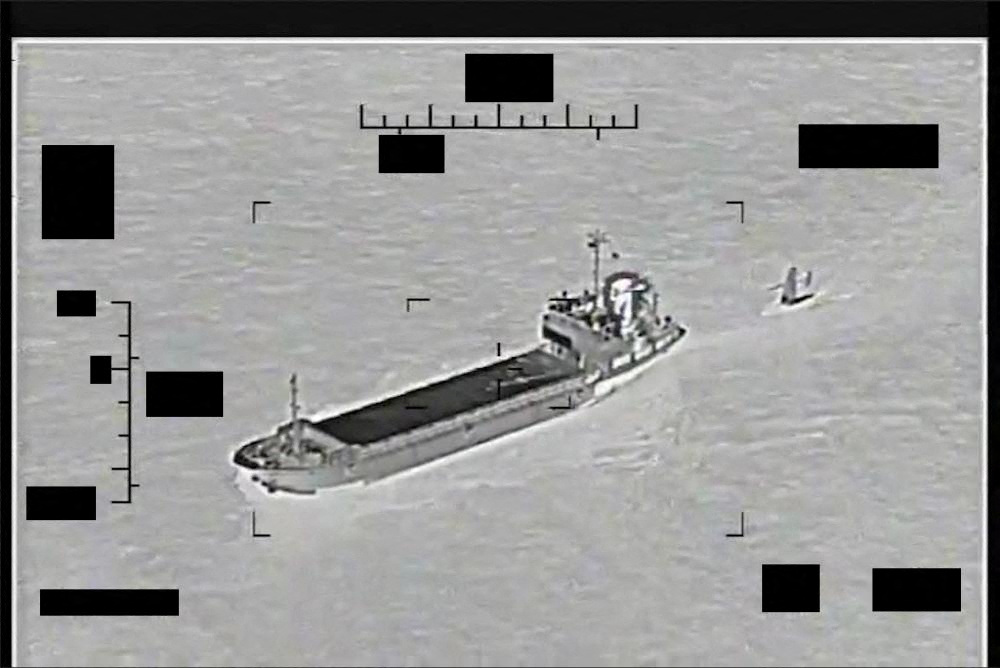 Pemandangan kapal pendukung angkatan laut Korps Pengawal Revolusi Islam Iran Shahid Baziar dan kapal permukaan tak berawak Saildrone Explorer di perairan internasional Teluk Persia (Angkatan Laut AS via REUTERS)