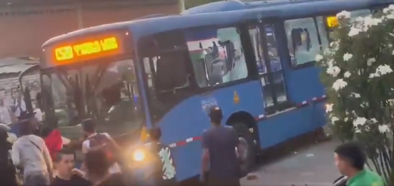 Ciudadanos enfurecidos querían linchar a presuntos ladrones y terminaron destrozando el bus. Foto: captura.