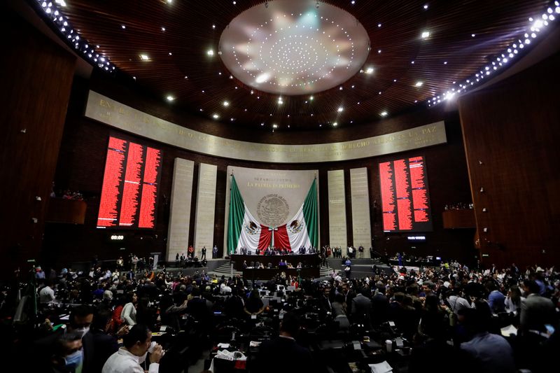 Fueron 223 votos de legisladores de bloque los que frenaron la primera reforma constitucional de AMLO en la LXV Legislatura
(Foto: Reuters)