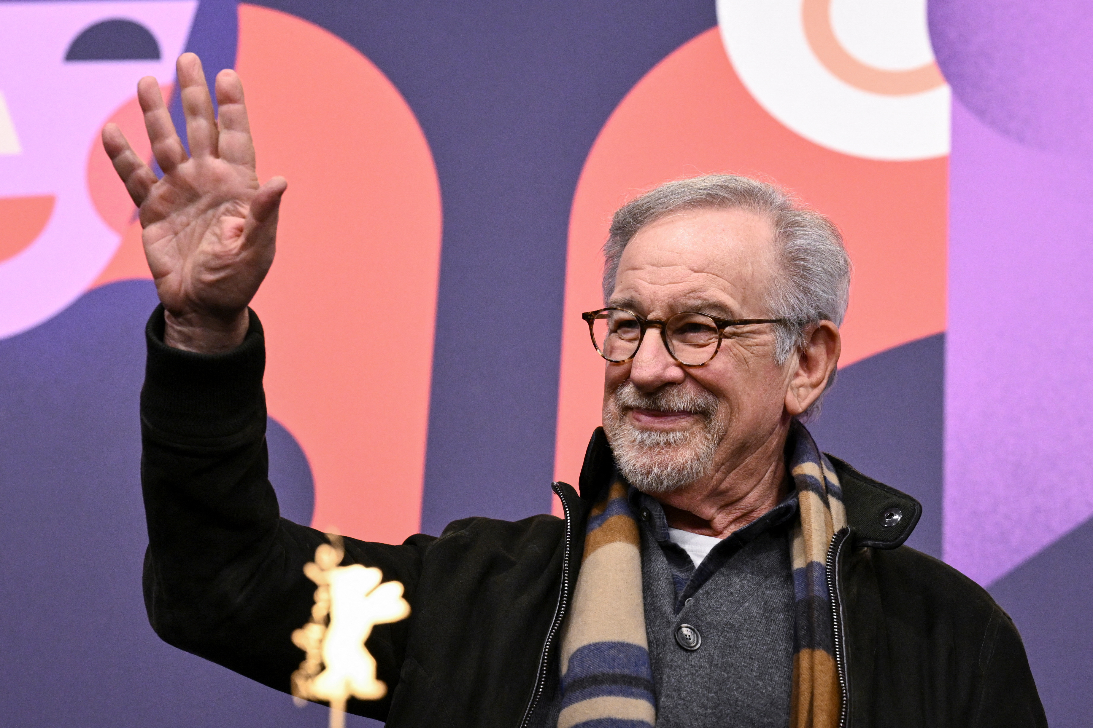El director Steven Spielberg saluda durante una conferencia de prensa antes de recibir el Premio Honorario Oso de Oro por su trayectoria, en el 73º Festival Internacional de Cine Berlinale en Berlín, Alemania (REUTERS/Annegret Hilse)
