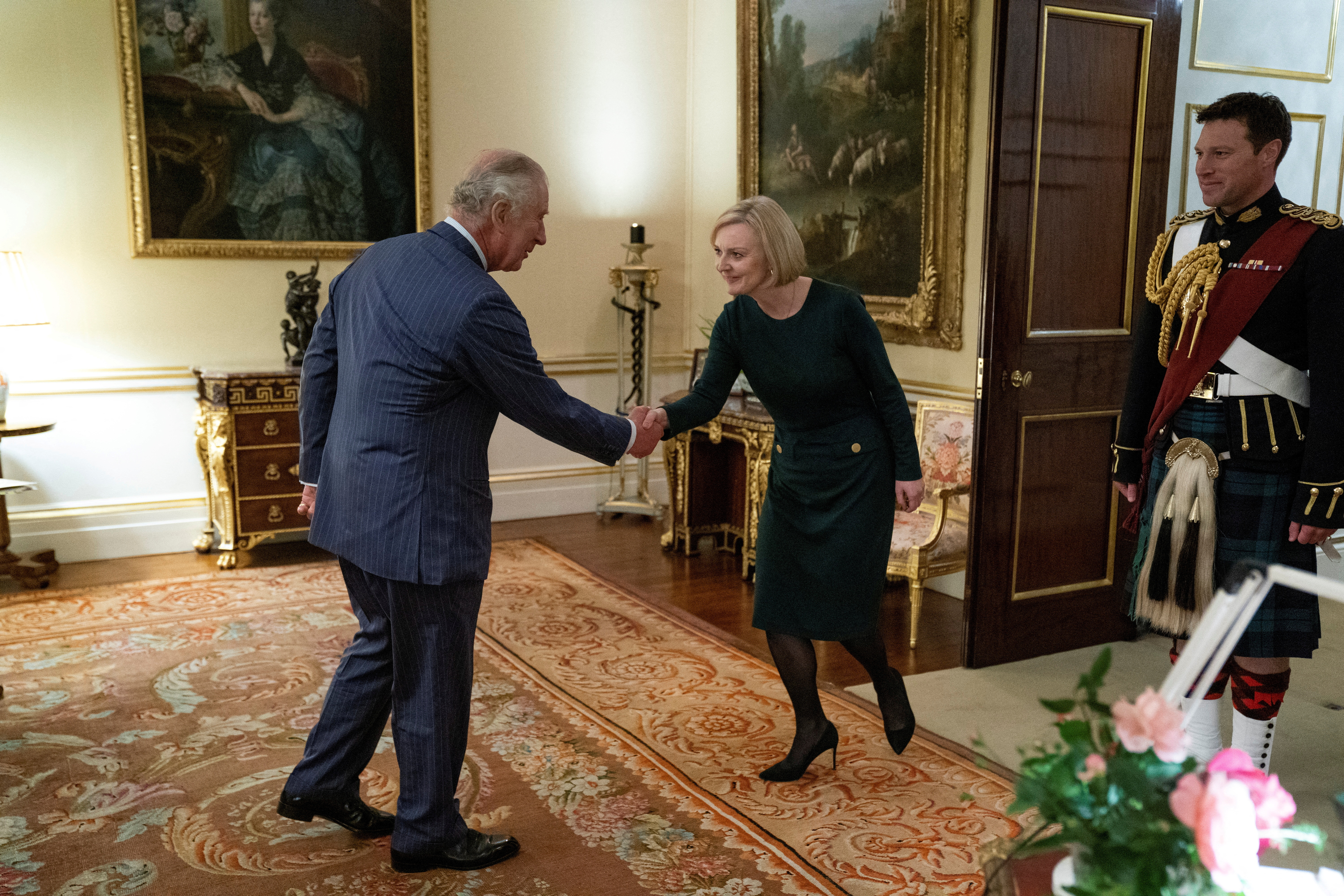 El rey Carlos III y la saliente Liz Truss (Reuters)