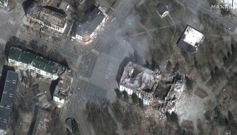 Una imagen de satélite muestra un primer plano del teatro de Mariupol y los edificios cercanos, en Mariupol (Maxar Technologies/vía REUTERS)