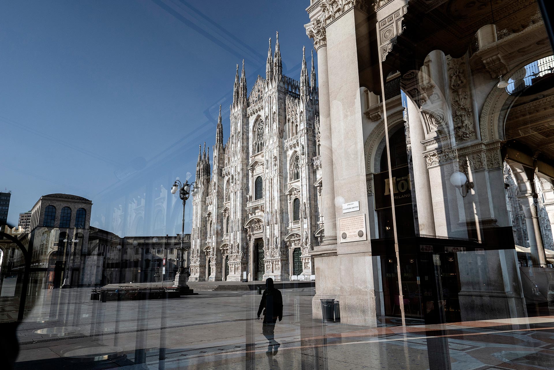 La plaza del Duomo en Milan, desierta, en plena cuarentena, en abril de este año. (Alessandro Grassani/The New York Times)