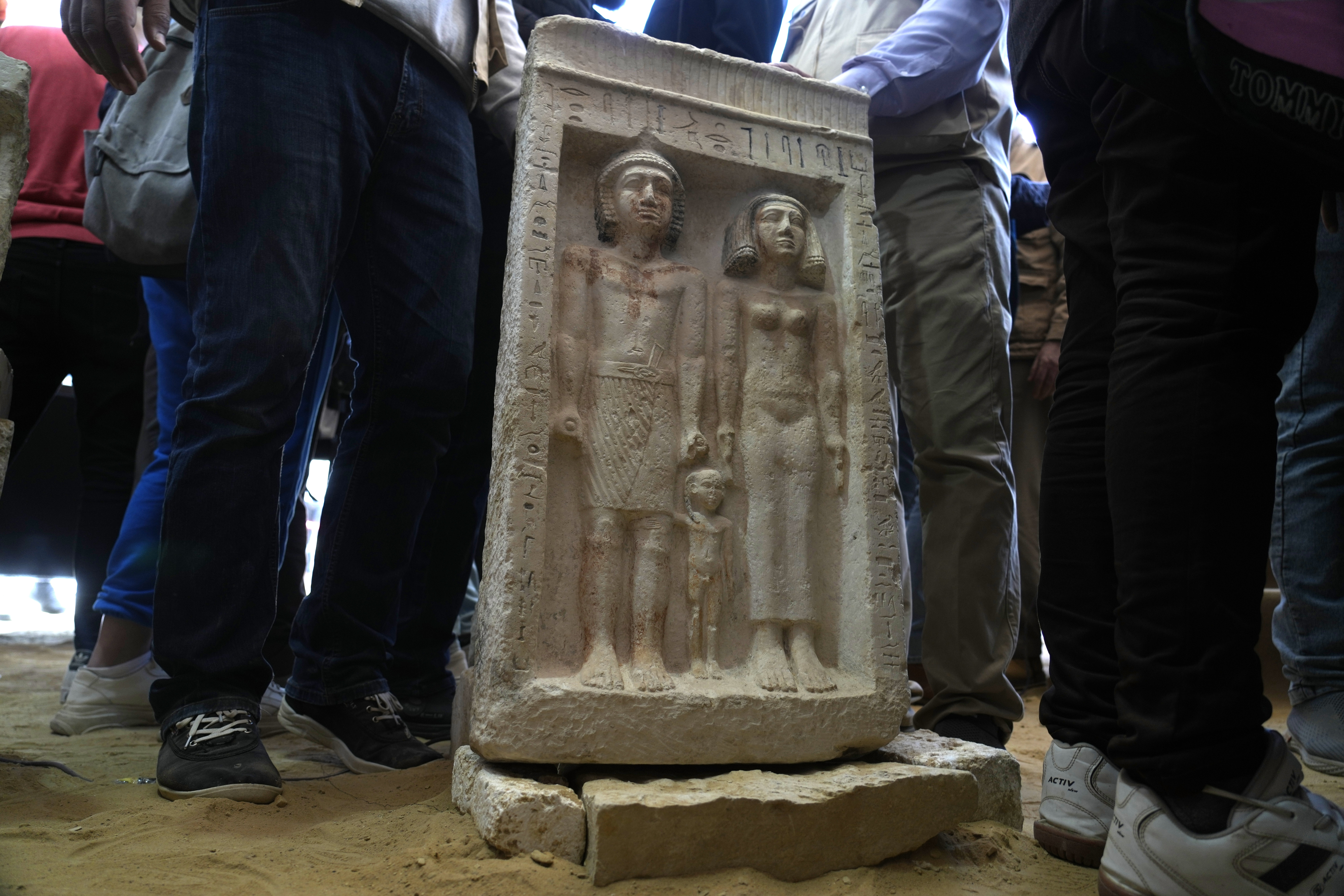 Los artefactos, desenterrados durante una excavación de un año, se encontraron debajo de un antiguo recinto de piedra cerca de las pirámides de Saqqara  (Foto AP/Amr Nabil)