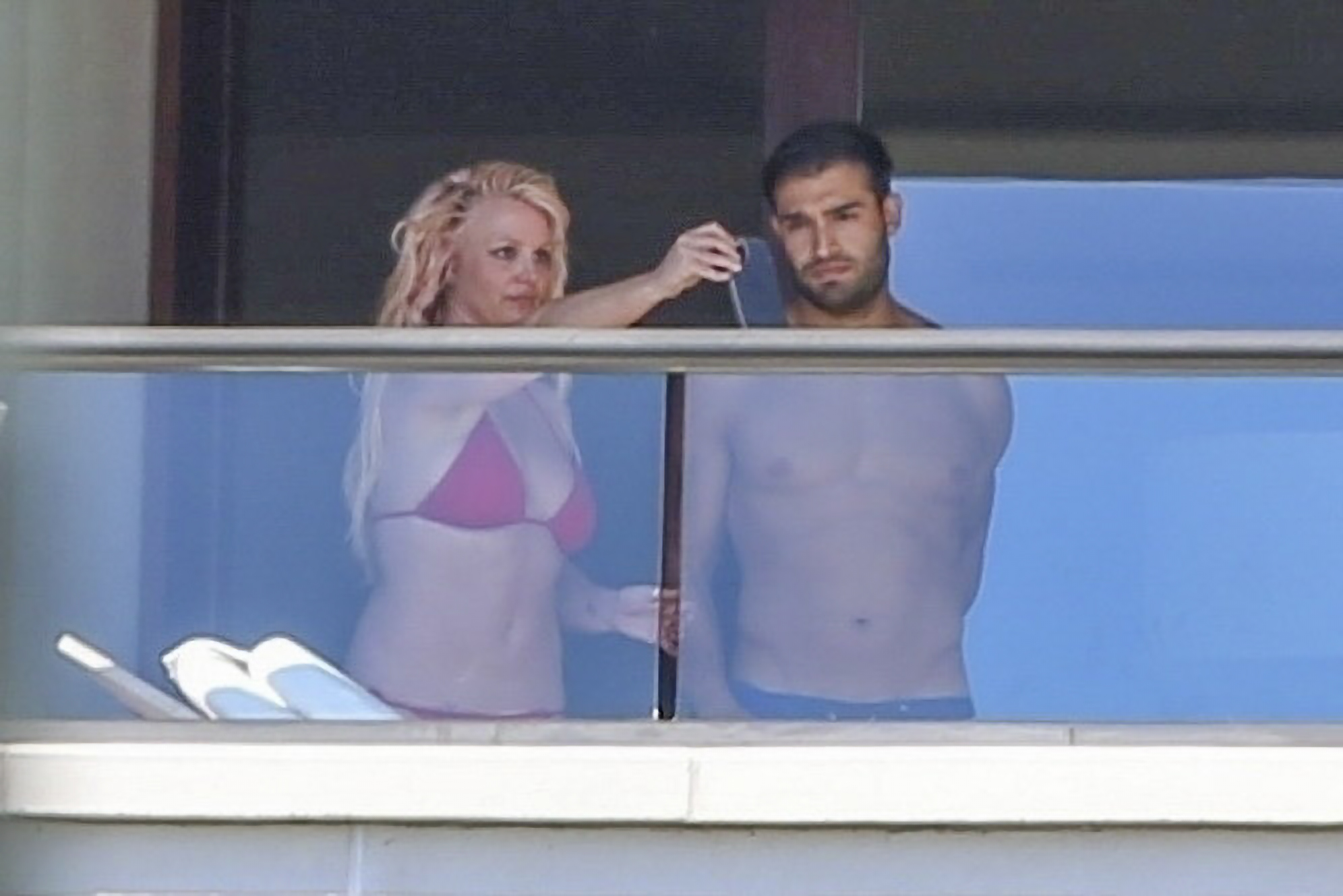 Britney Spears disfrutó de unas románticas vacaciones con su novio, Sam Asghari, en Hawái. Es una de las primeras apariciones de la cantante en medio del litigio legal con su padre por la tutoría. La pareja fue vista en el balcón de un exclusivo hotel sobre la playa (Fotos: The Grosby Group)