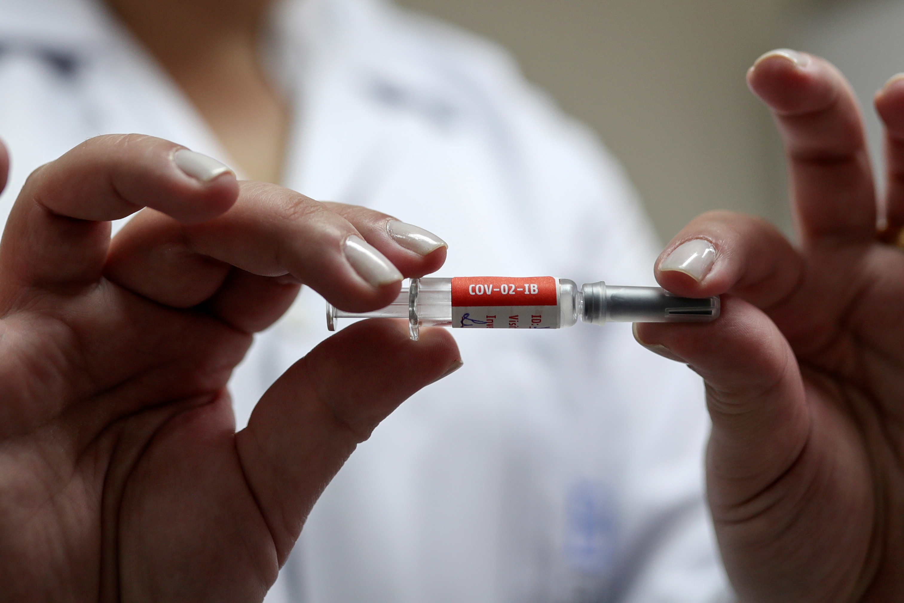 Un vial de la vacuna contra el COVID-19 Coronavac. Foto: REUTERS/Amanda Perobelli