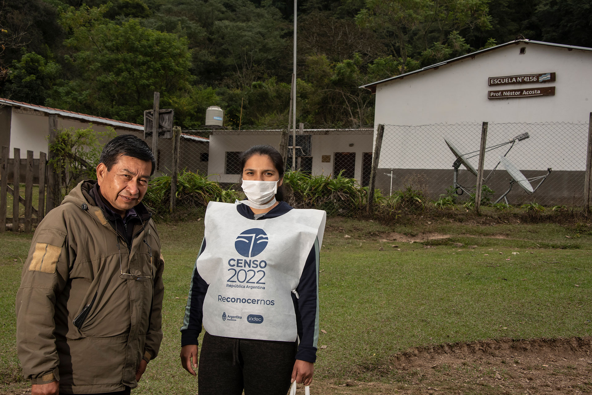 Eliseo Chambi, director de la escuela rural, junto a la censista voluntaria Mariana Figueroa (Gentileza Juan Mateo Aberastain - Parques Nacionales)