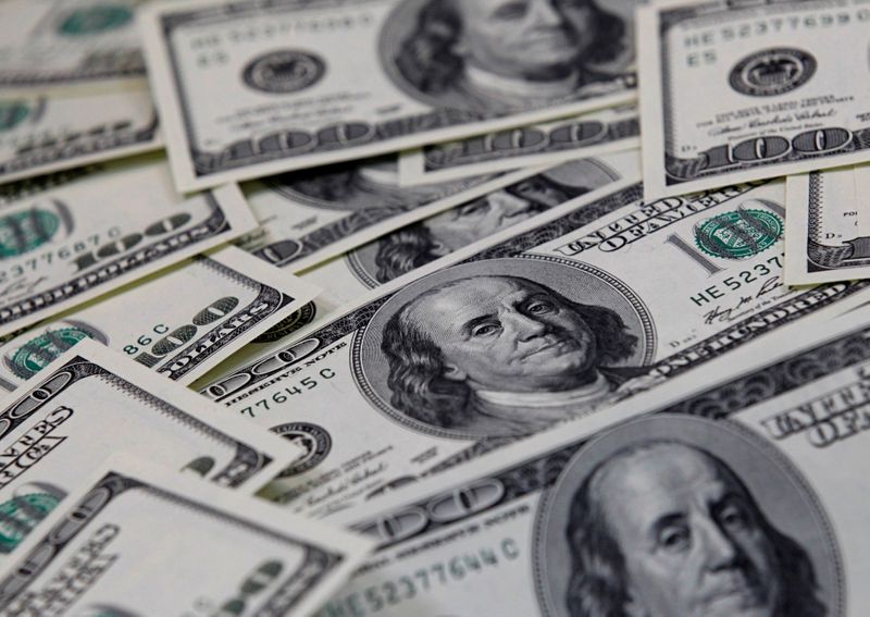 El precio del dólar libre cae 21 pesos en 2021. (Reuters)