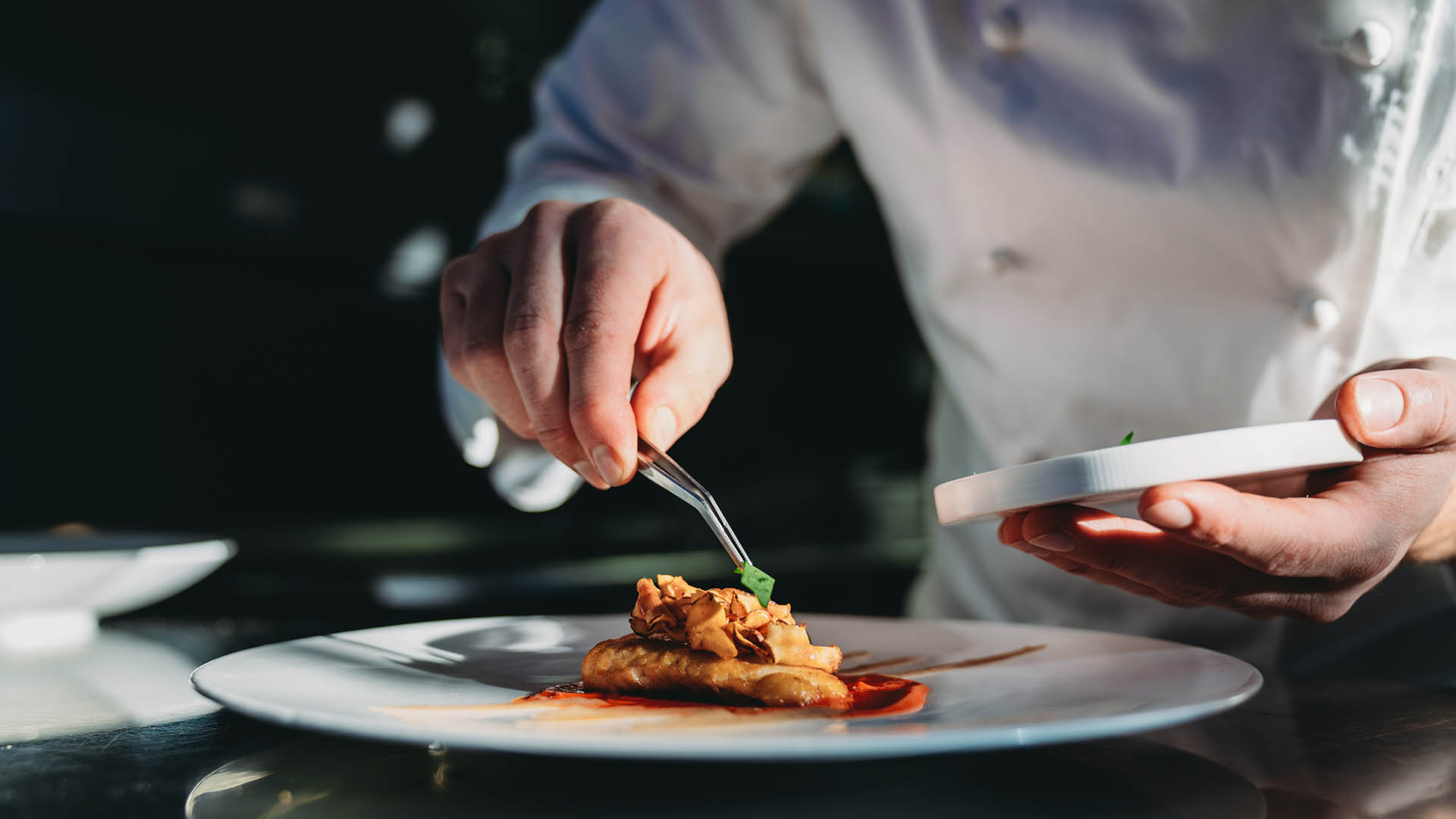 Despiden a un chef con tres estrellas Michelin por acoso, racismo y  humillaciones en su restaurante - Infobae