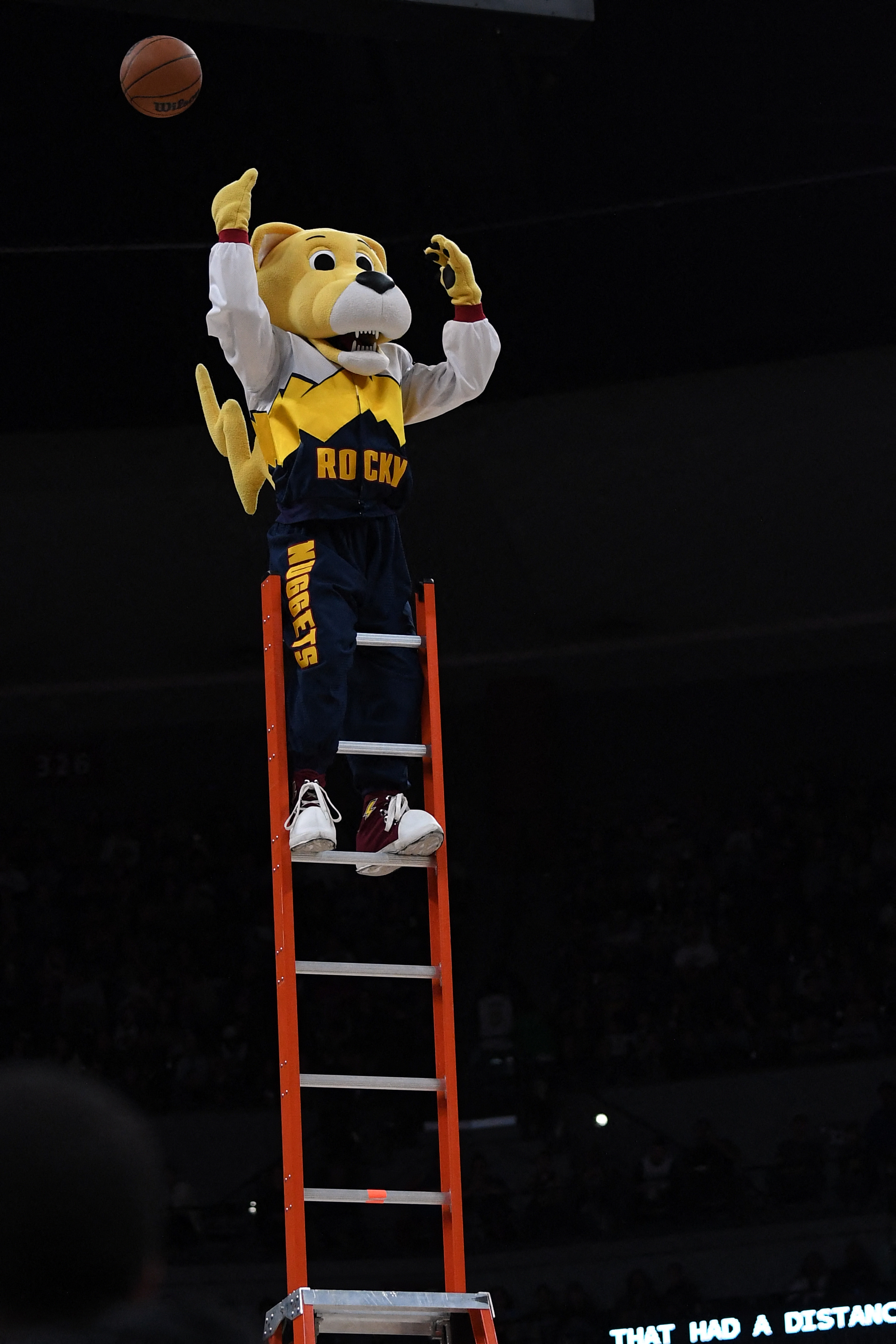 Desde mitad de campo, arriba de una escalera y de espaldas: el incre&iacute;ble tiro de la mascota de Denver que revolucion&oacute; la NBA