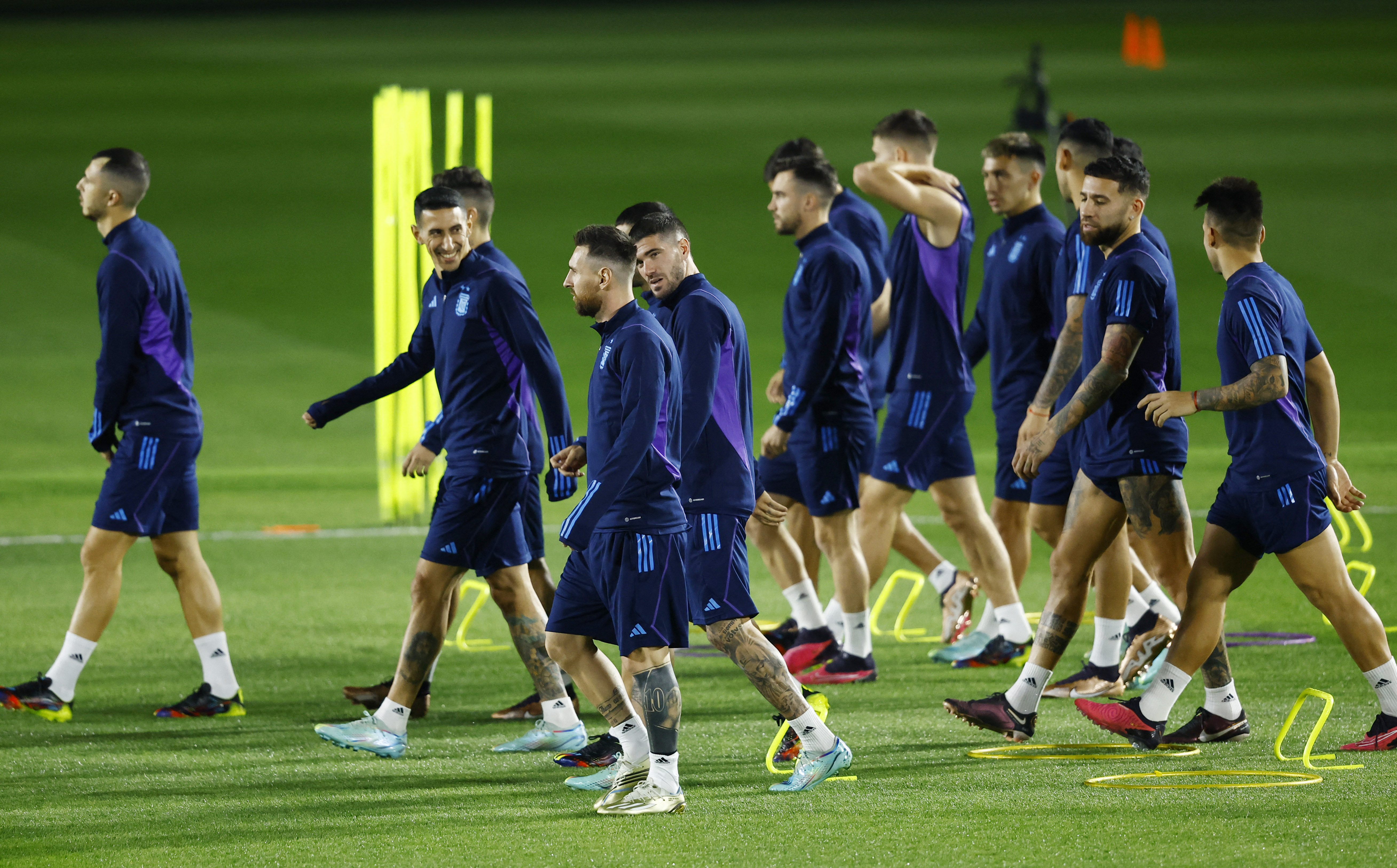 El último entrenamiento de la selección argentina en la Universidad de Qatar con Lionel Messi, Ángel di María y Rodrigo De Paul a la cabeza (REUTERS/Peter Cziborra)