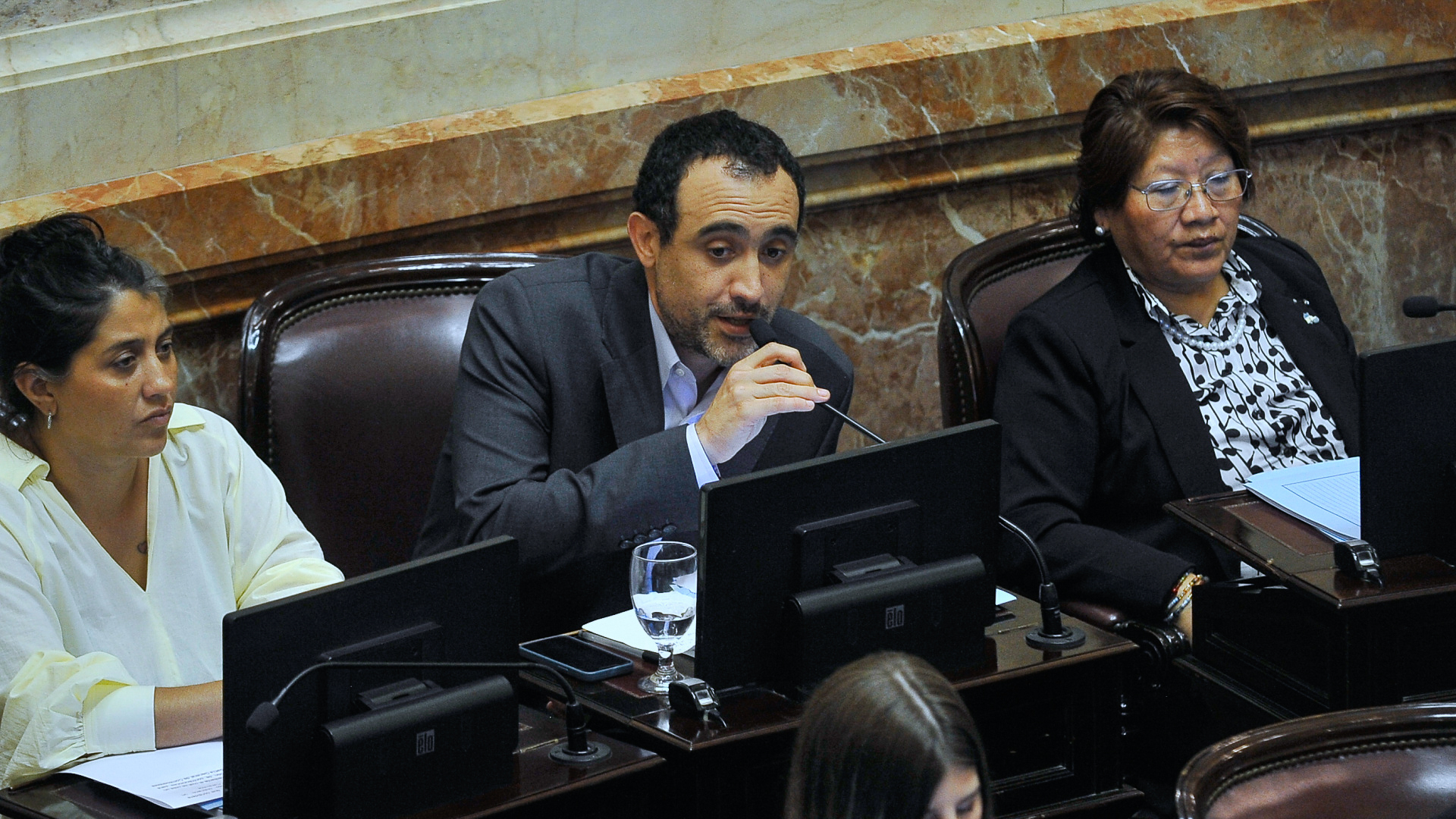 El desplome récord de la moneda iraní desató huelgas y protestas contra el régimen: “El momento de estar juntos es ahora”