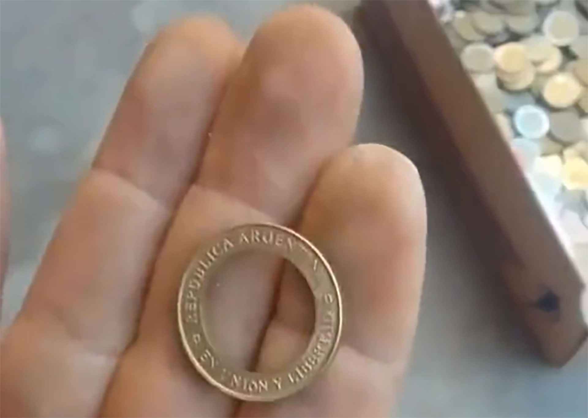 Según el video viralizado, el anillo dorado de la moneda de 2 pesos puede venderse por 12 pesos