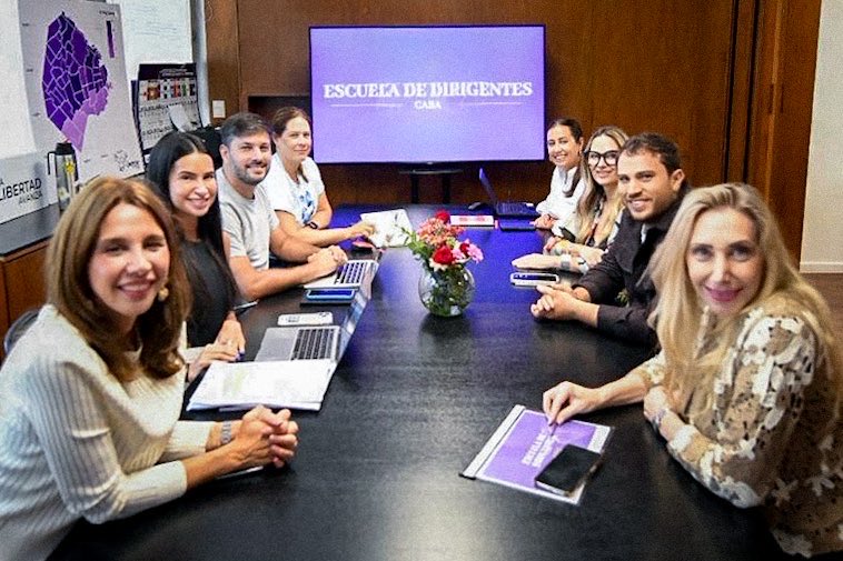 El régimen de Irán lanzó un ataque con misiles contra Tel Aviv en represalia a la muerte de Ali Larijani: al menos dos muertos