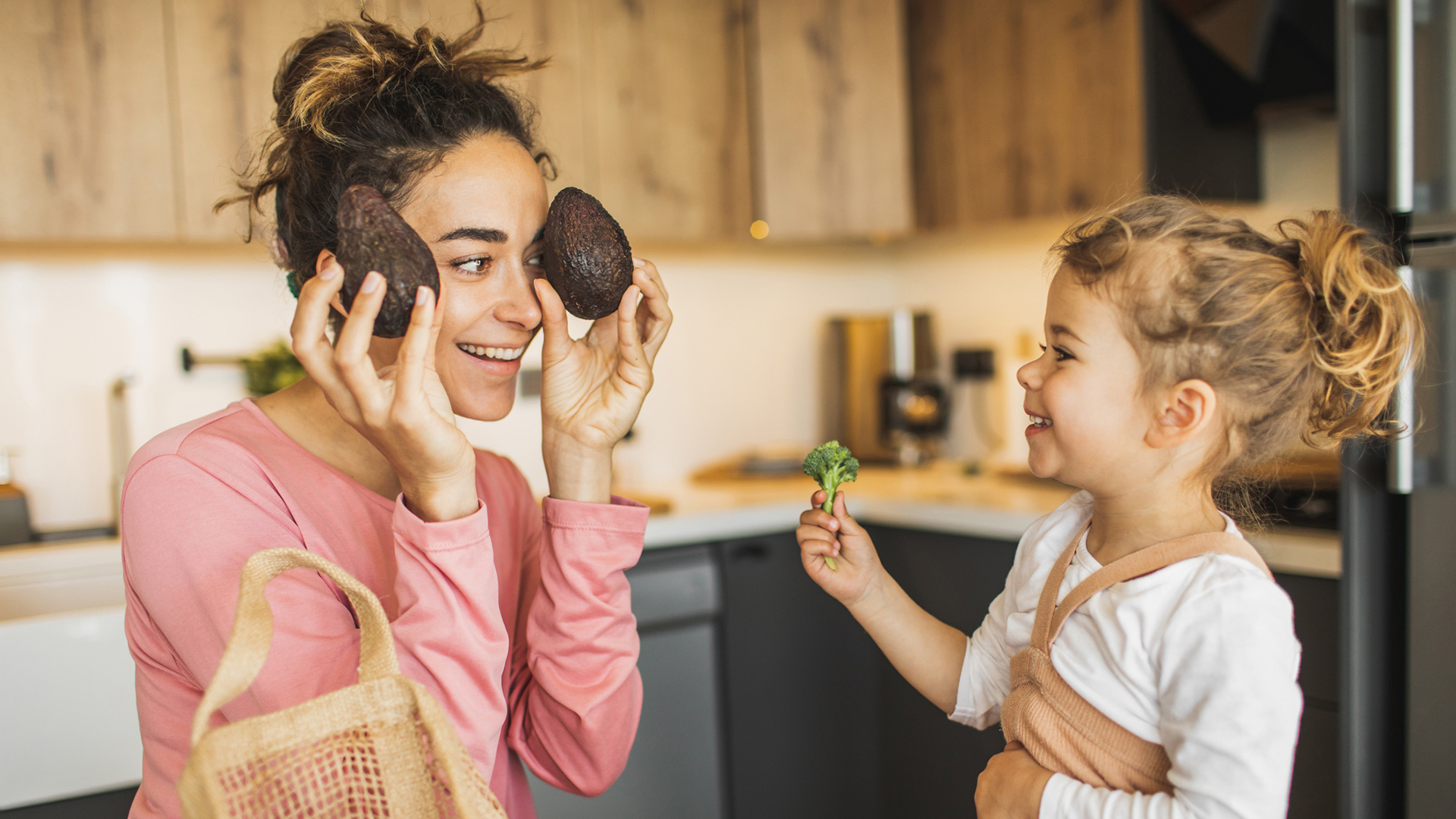 Proveer a los hijos una alimentación sana y variada es sólo uno de los mandatos que pesan en las espaldas de las madres (Getty)