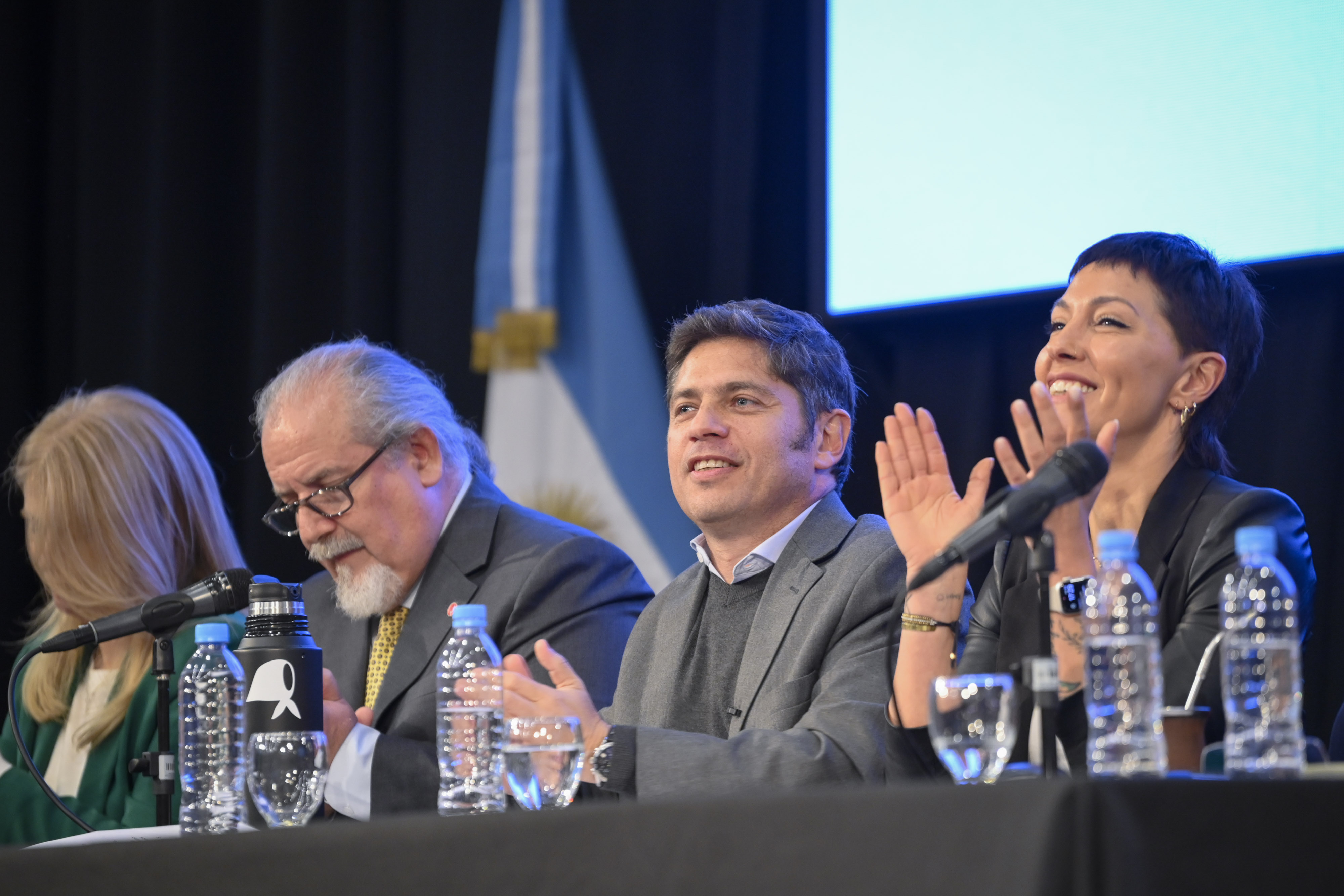 Por ahora sin fricciones, la campaña del peronismo se divide entre los afiches de CFK y las recorridas de Kicillof 