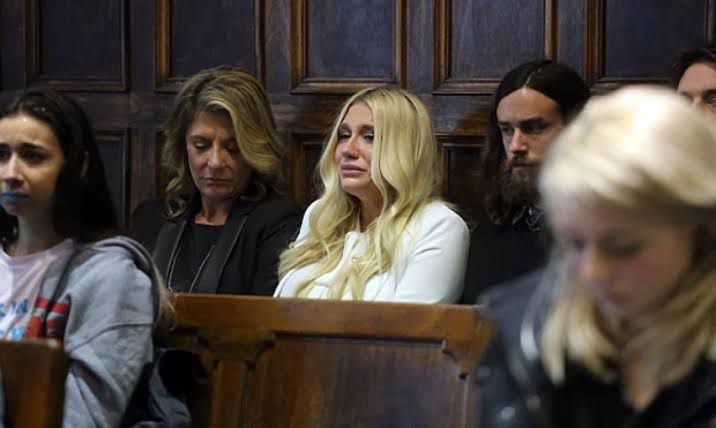 Foto tomada dentro de un juicio en 2014
(Foto: Twitter/@cult-pop)