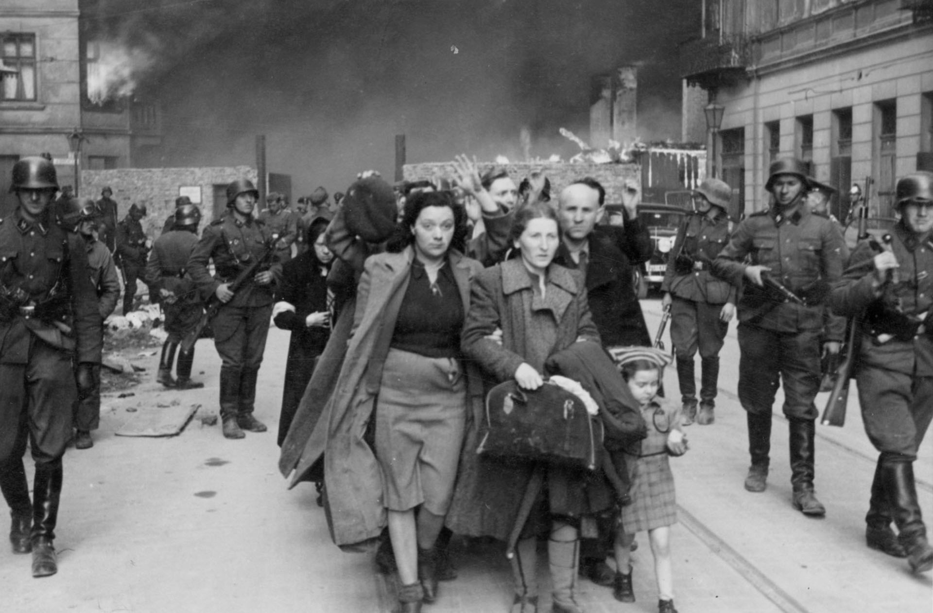 70 mil judíos muertos, 13 mil caídos en combate, 56 mil prisioneros (7 mil fusilados en el acto y el resto muertos en las cámaras de gas de Treblinka). La última capturada: una niña, el 13 de diciembre