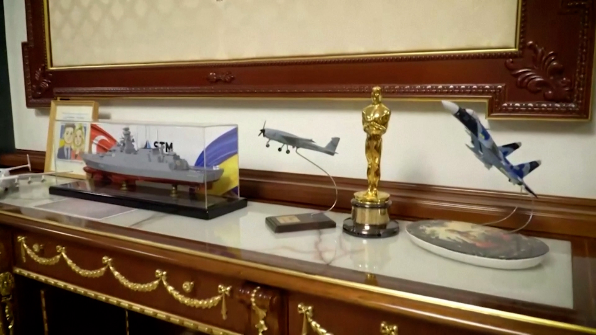 El Oscar fue ubicado junto a otros objetos en el despacho de Zelensky