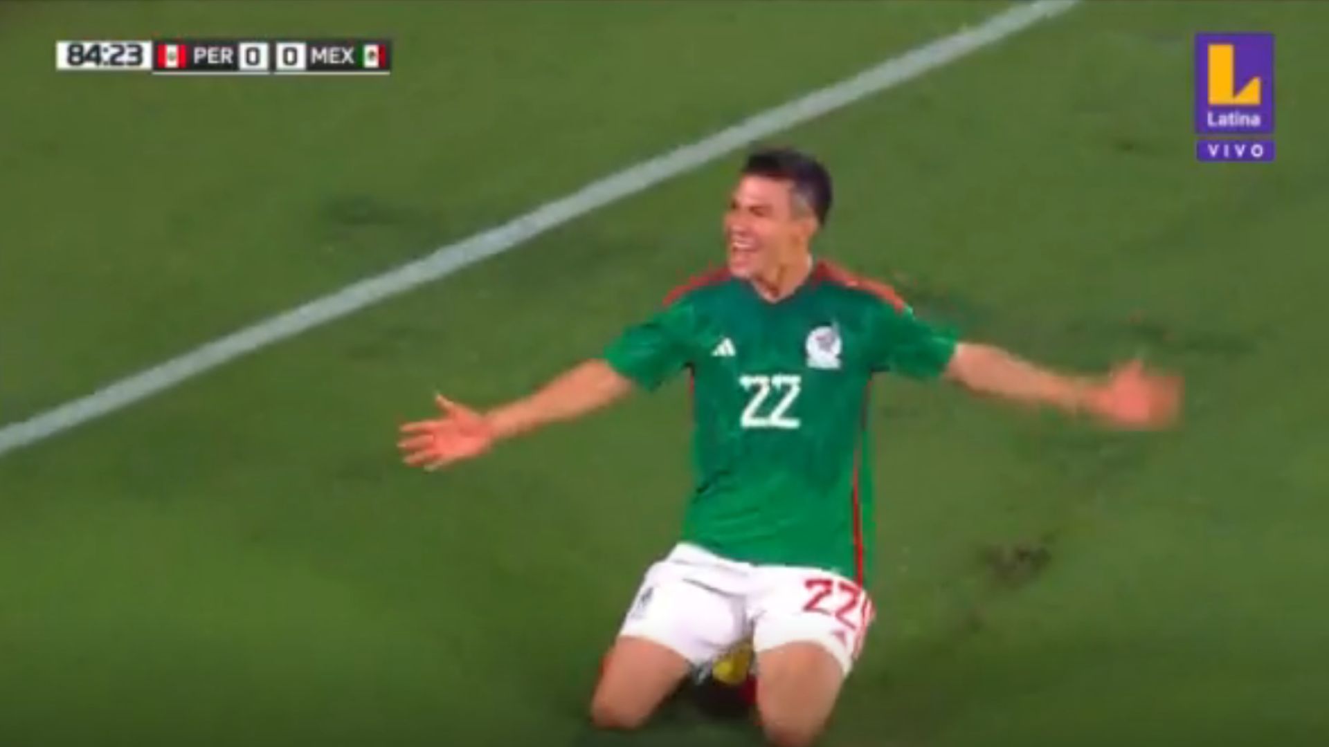 Gianluca Lapadula casi marca el primero con sorpresivo remate en el Perú vs México
