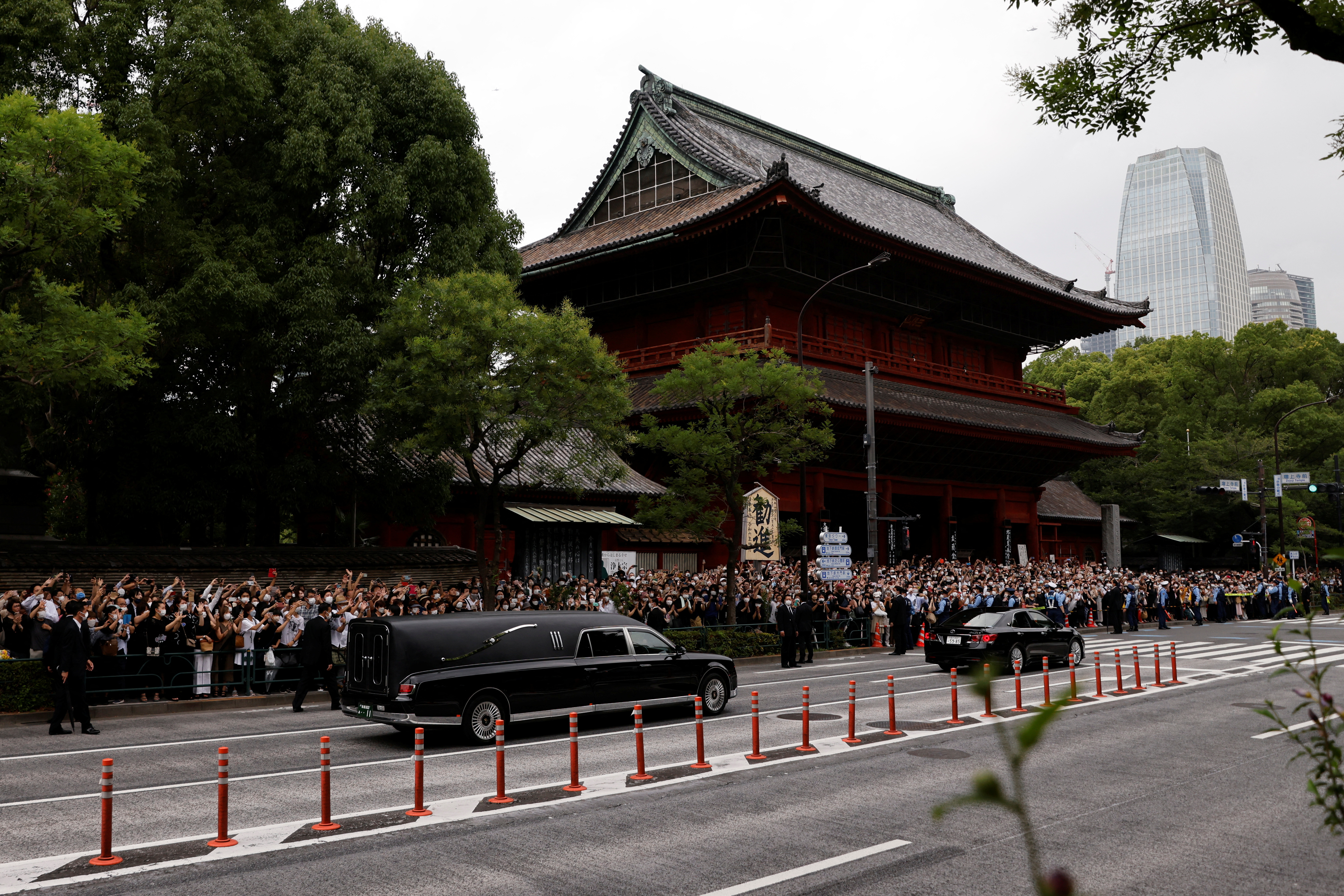 La carrosa que lleva los restos del ex premier para el funeral de Shinzo Abe en un templo budista