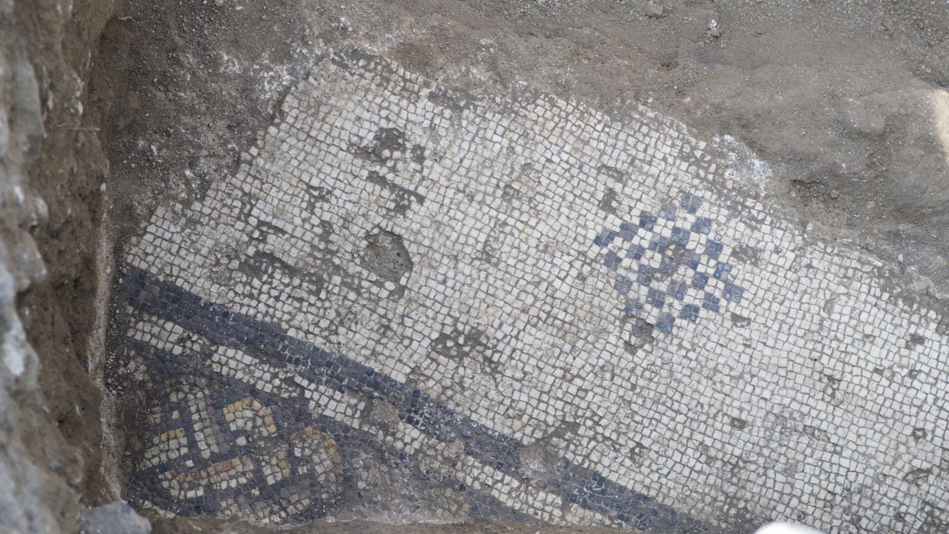 Los pisos de azulejos de la que podría haber sido la "Iglesia de los Apóstoles", en El-Araj