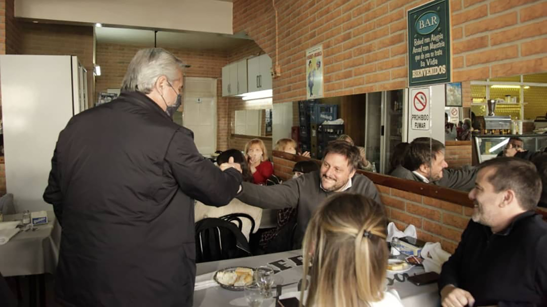 Alberto Fernández junto a Leandro Santoro en un restaurante de Boedo