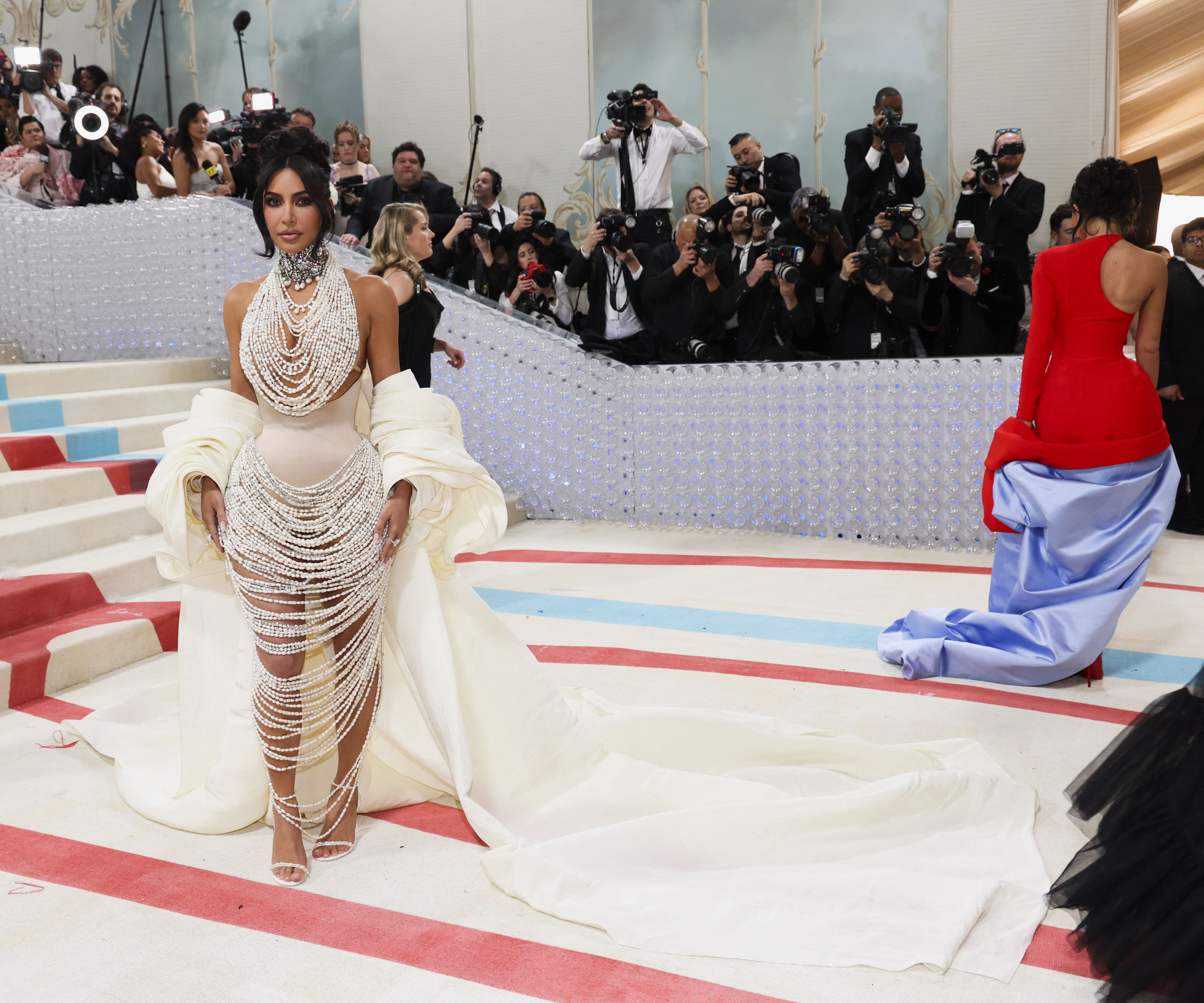 Kim Kardashian optó por un look al estilo Elsa Schiaparelli, la histórica diseñadora italiana /REUTERS/Andrew Kelly