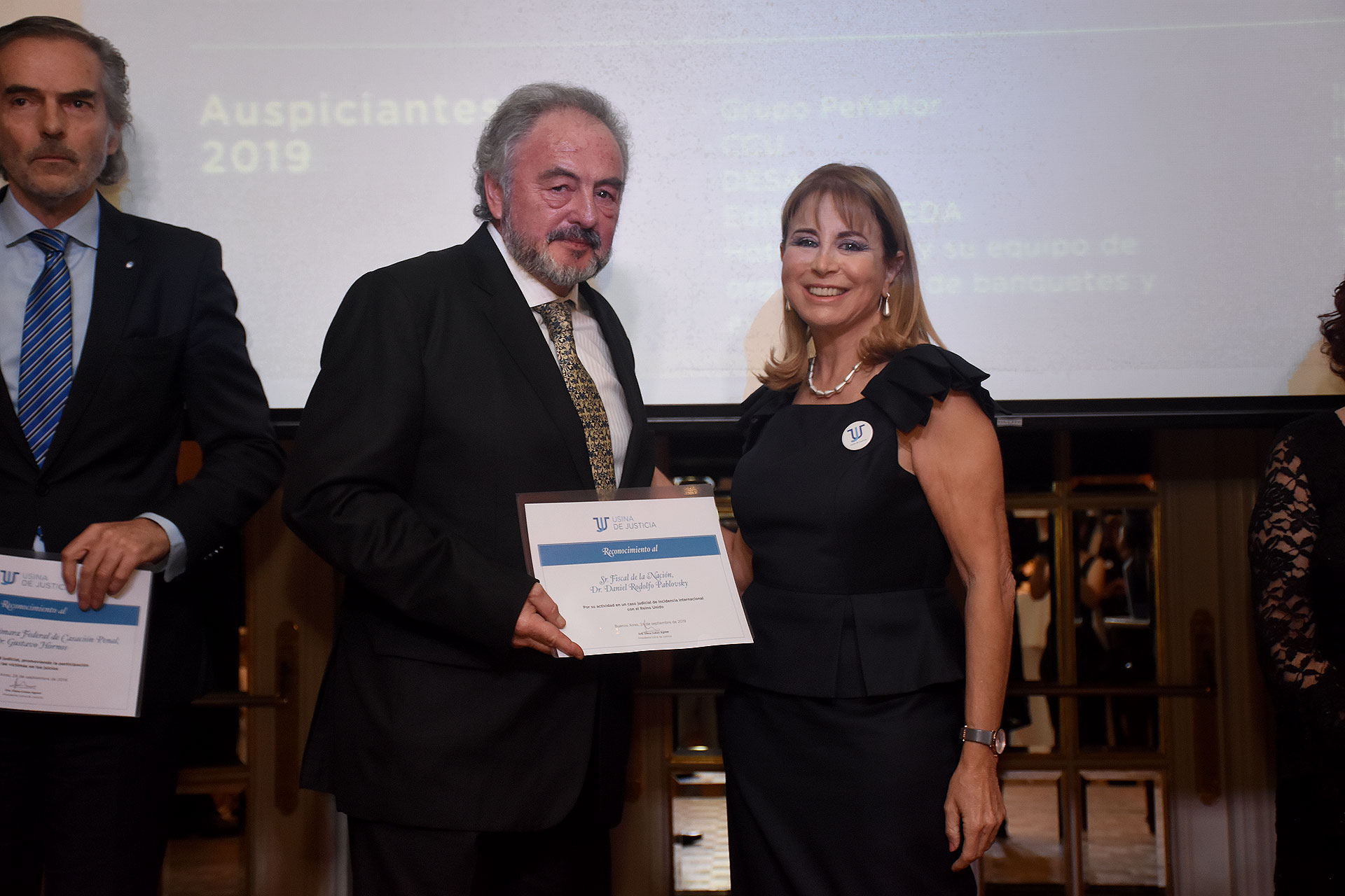 El fiscal Pavlosky recibe su reconocimiento de la mano de Diana Cohen Agrest