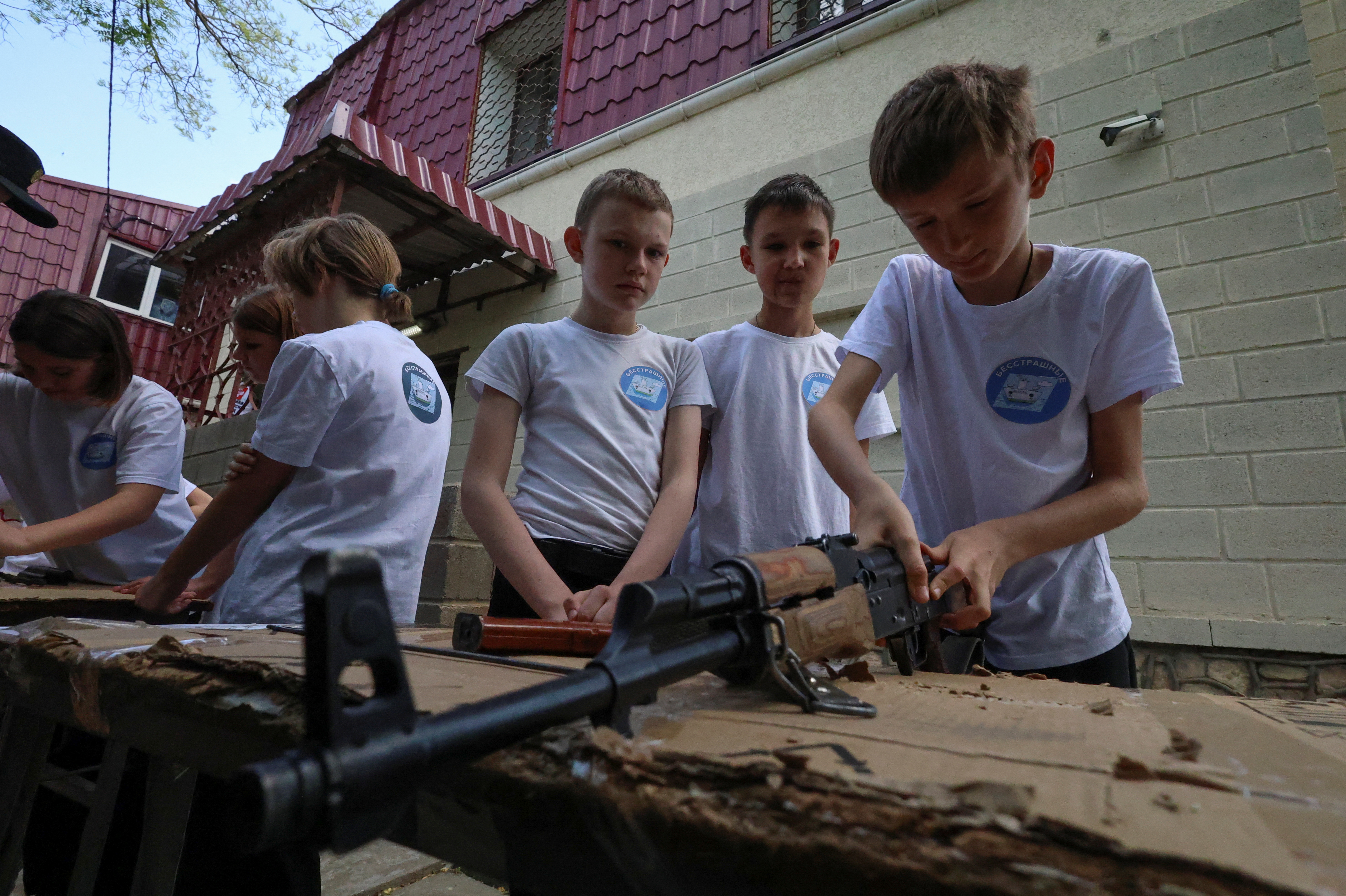 Estudiantes de Sebastopol mientras reciben educación militar. (Foto: REUTERS/Alexey Pavlishak)