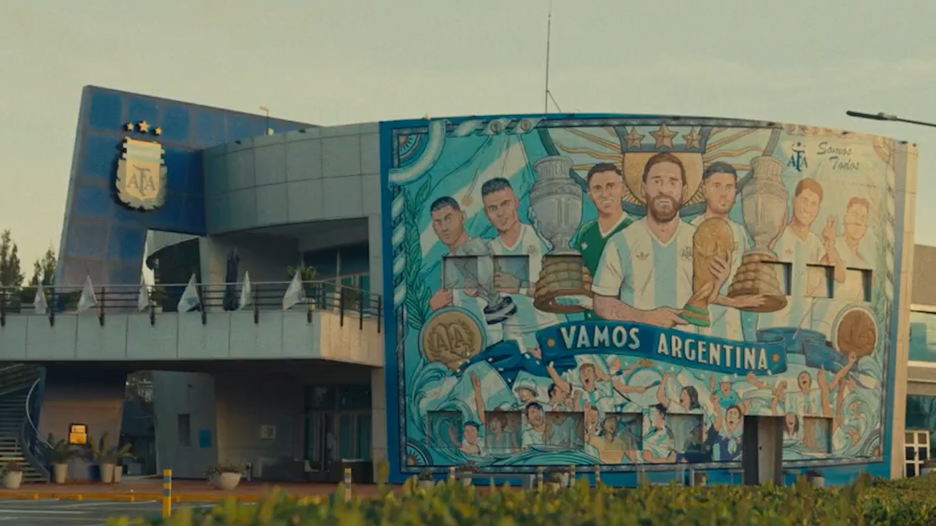 Con la actuaci&oacute;n de Scaloni y el utilero Mario Dest&eacute;fano, el video con el que Argentina confirm&oacute; los 26 citados para el Mundial 2026