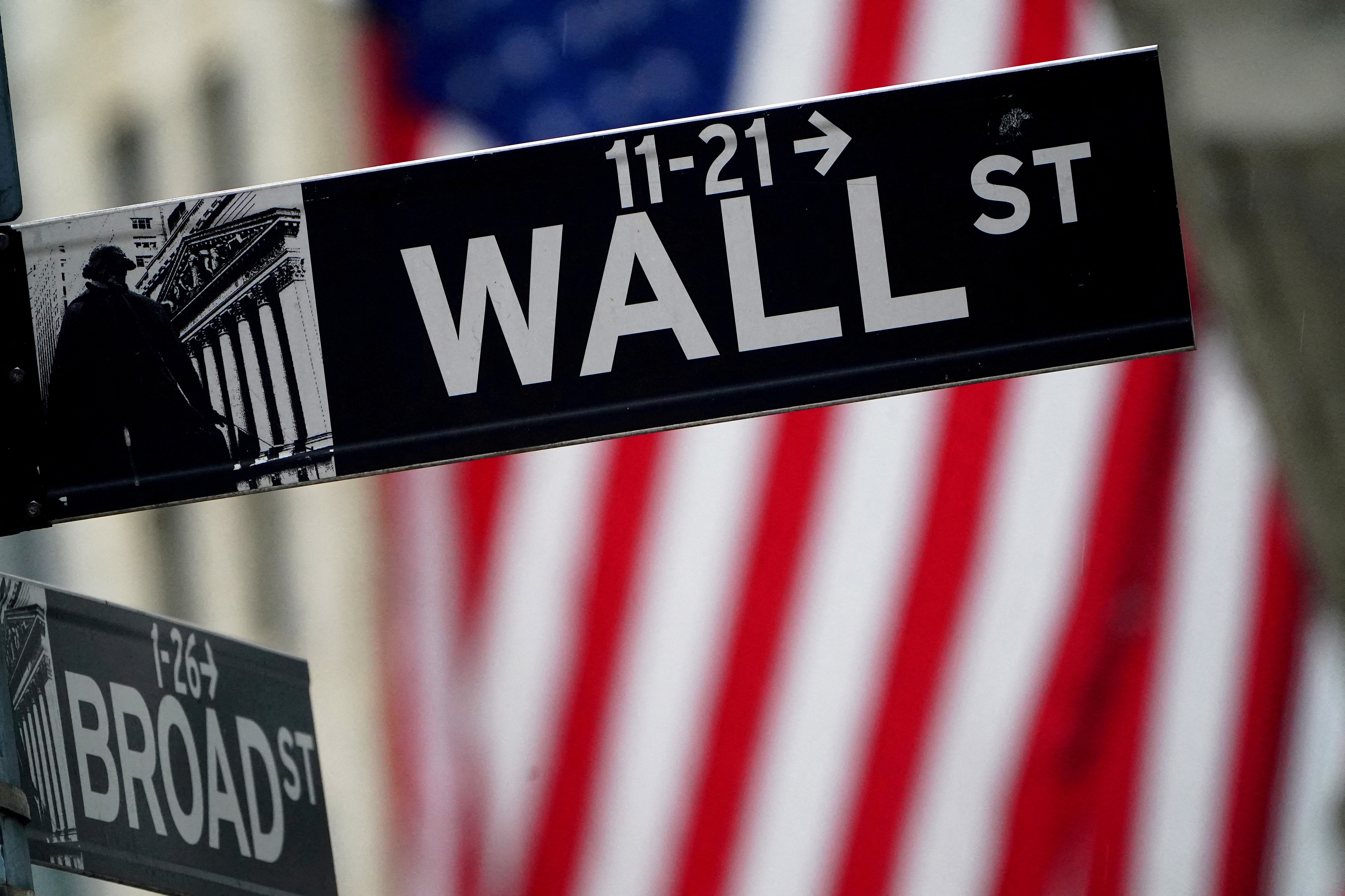 FOTO DE ARCHIVO: Un cartel de Wall Street frente a la Bolsa de Nueva York en la ciudad de Nueva York, Nueva York, Estados Unidos, 2 de octubre de 2020. REUTERS/Carlo Allegri
