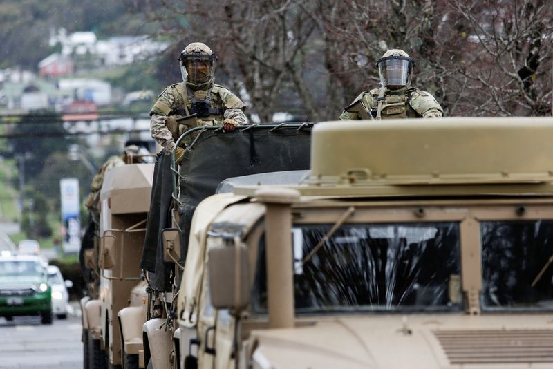 Soldados en sus vehículos llegan a un ayuntamiento local después de que el Gobierno chileno anunció el estado de emergencia durante 15 días en una región del sur del país