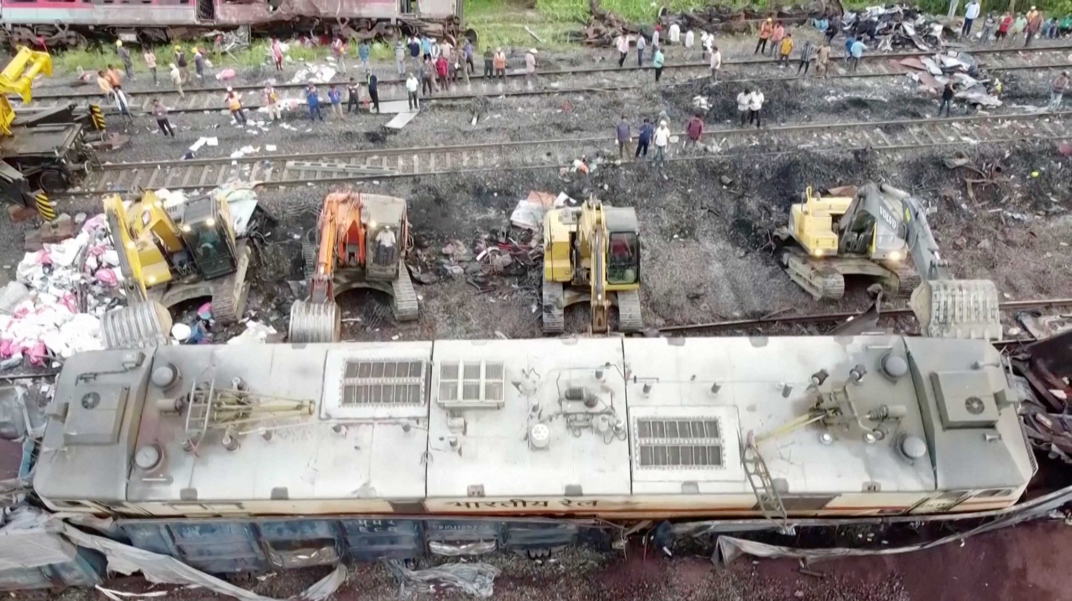 El ministro de Ferrocarriles de la India, Ashwini Vaishnaw, aseguró este domingo que un fallo en el enclavamiento electrónico o el sistema automático de señalización fue el responsable del choque de tres trenes en el este del país que dejó 288 muertos y casi 900 heridos. (REUTERS)