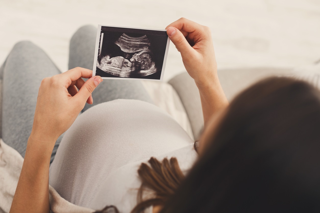 Las infecciones del COVID en las personas que cursan un embarazo pueden transferirse al feto/Archivo