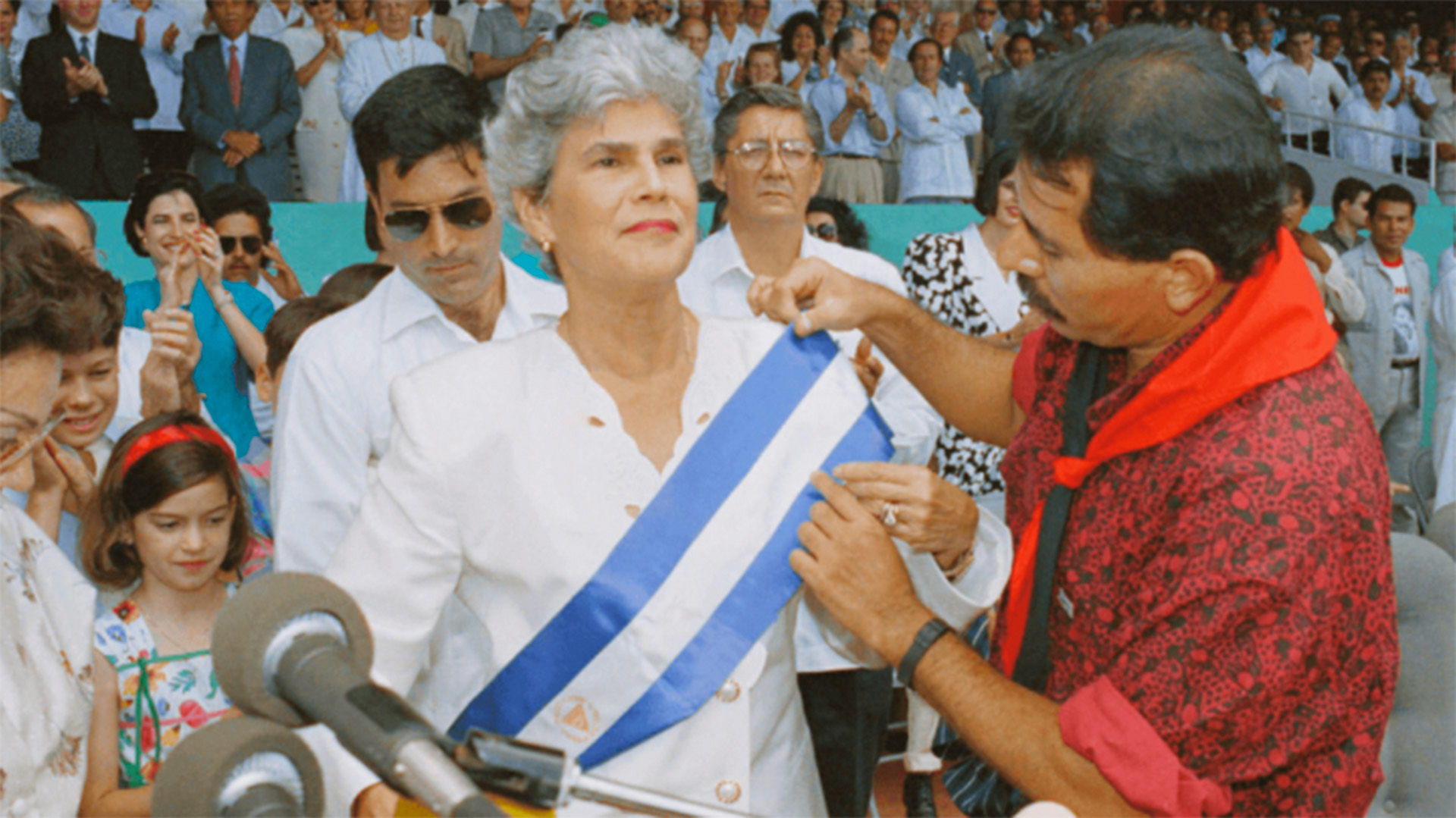 En 1990 doña Violeta Barrios de Chamorro derrotó a Daniel Ortega en las urnas. (Foto La Prensa)