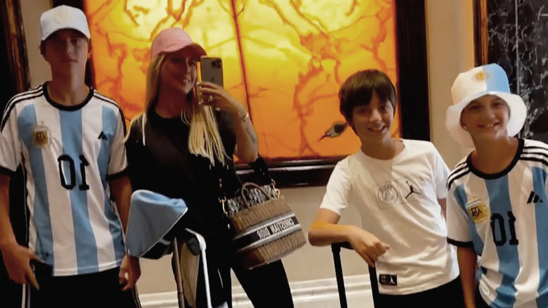 Wanda Nara viajó a Qatar con sus tres hijos y las nenas se quedaron al cuidado de Mauro Icardi
