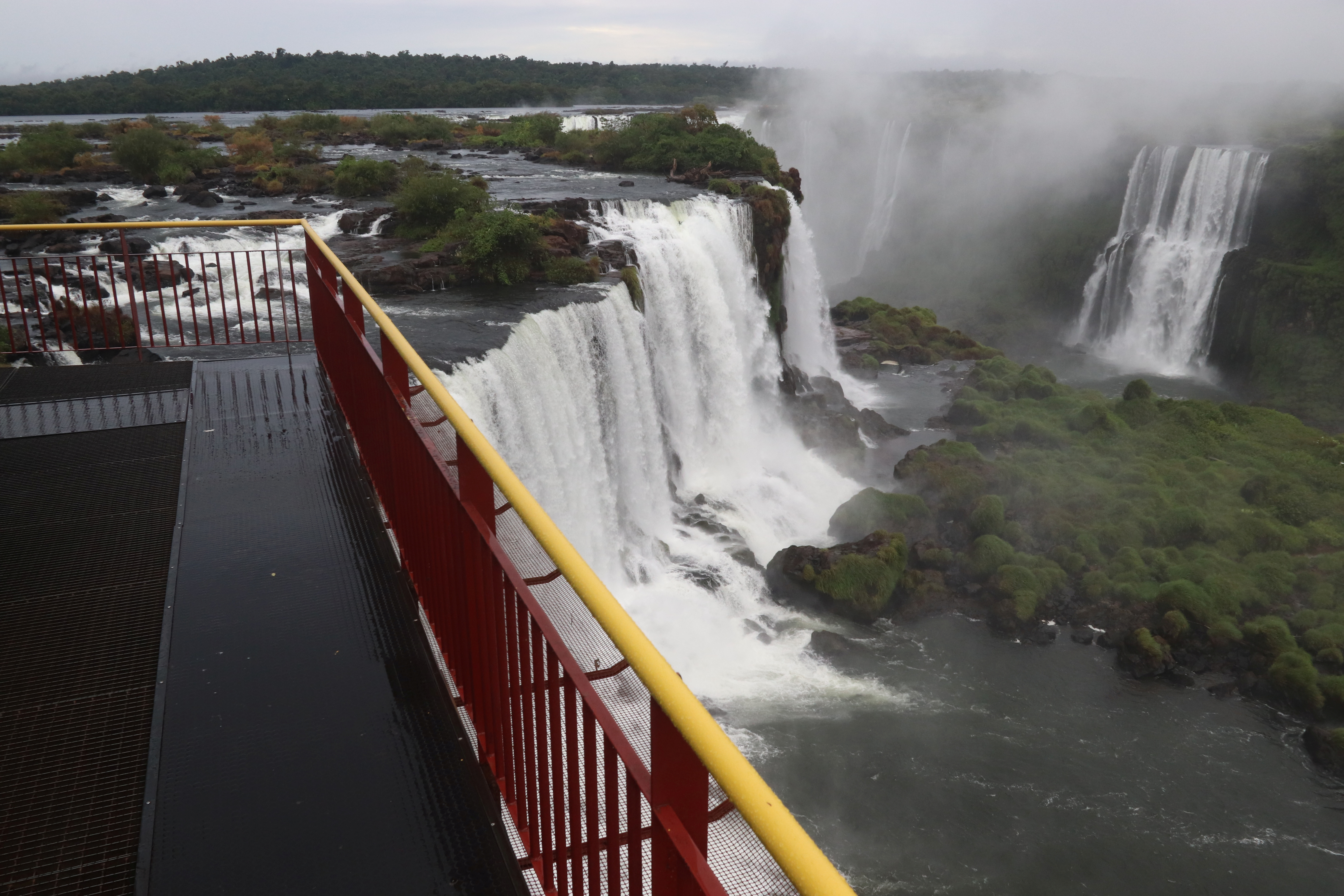 Las pasarelas de las Cataratas del Iguazú vacías, del lado brasileño (REUTERS/Christian Rizzi)