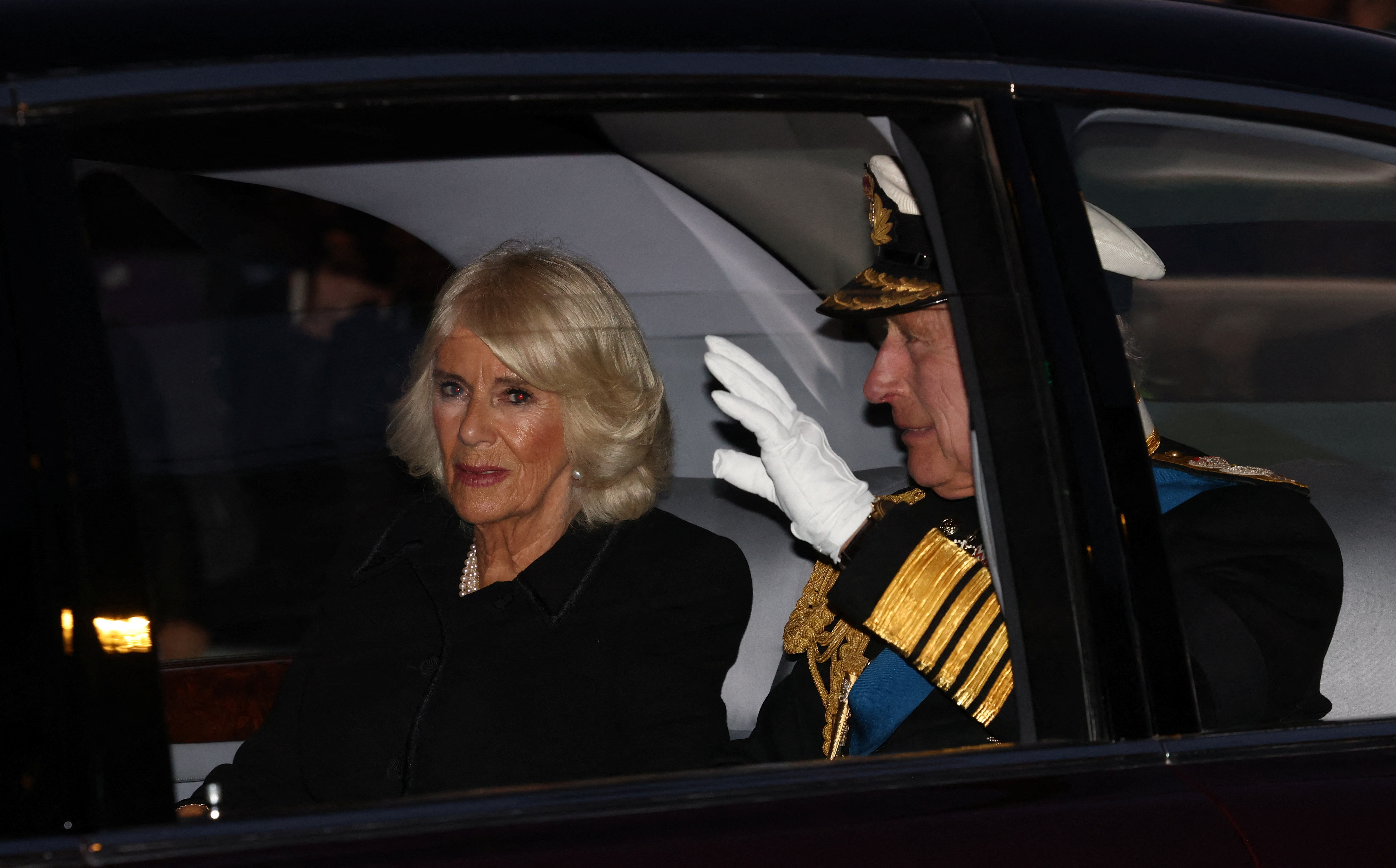 El rey Carlos de Inglaterra y la reina Camilla llegan a Westminster Hall, tras la muerte de la reina Isabel de Inglaterra, en Londres, Gran Bretaña el 16 de septiembre de 2022. REUTERS/Henry Nicholls