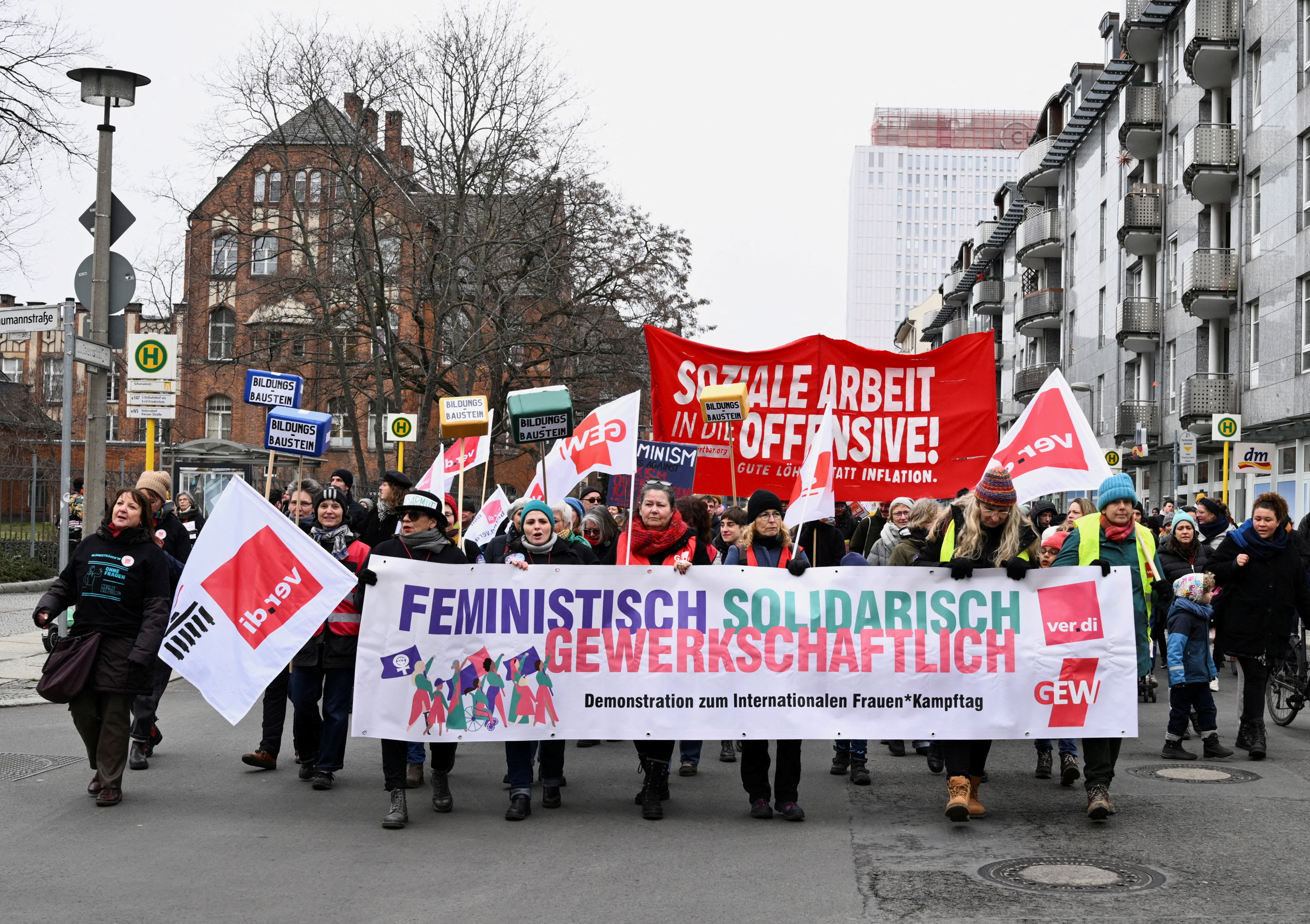 La gente sostiene una pancarta que dice "Unión de Solidaridad Feminista" durante una manifestación para conmemorar el Día Internacional de la Mujer, en Berlín, Alemania.
